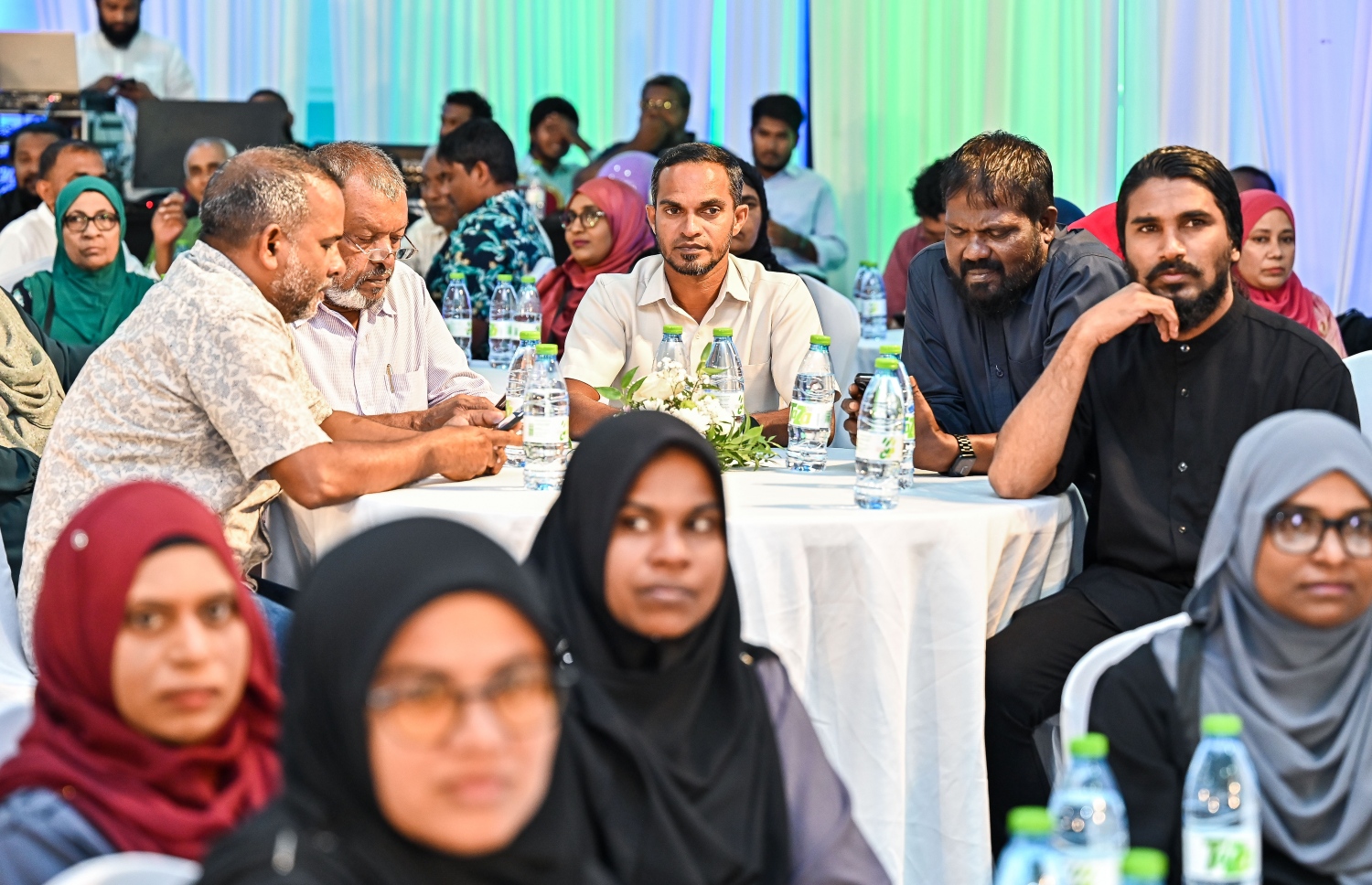 މާލޭގެ މޭޔަރުގެ ހައިސިއްޔަތުން އިންތިހާބީ ރައީސް ޑރ. މުހައްމަދު މުއިއްޒު މާލޭ ސިޓީ ކައުންސިލްގެ މުވައްޒަފުންނާ ބައްދަލުކުރެއްވުމަށް ދަރުބާރުގޭގައި ބޭއްވި ޖަލްސާގައި ބައިވެރިވި ބައެއް މުވައްޒަފުން.--- ފޮޓޯ؛ ފަޔާޒު މޫސާ | މިހާރު