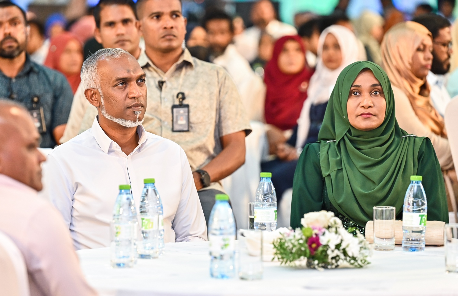 މާލޭގެ މޭޔަރުގެ ހައިސިއްޔަތުން އިންތިހާބީ ރައީސް ޑރ. މުހައްމަދު މުއިއްޒު މާލޭ ސިޓީ ކައުންސިލްގެ މުވައްޒަފުންނާ ބައްދަލުކުރެއްވުމަށް ދަރުބާރުގޭގައި ބޭއްވި ޖަލްސާގައި އެ މަނިކުފާނާއި އަނބިކަނބަލުން ސާޖިދާ.---ފޮޓޯ: ފަޔާޒު މޫސާ| މިހާރު