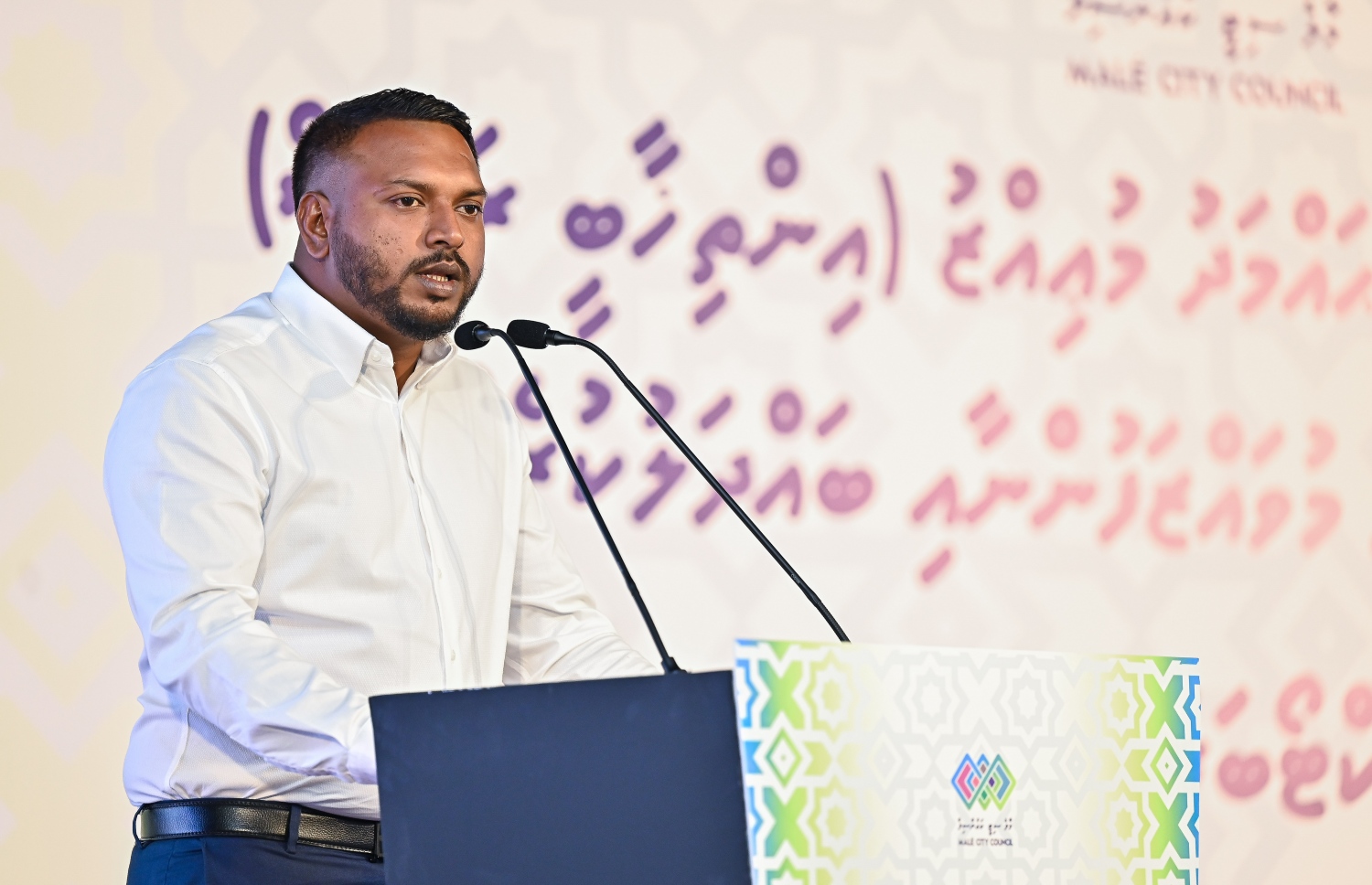 މާލޭގެ މޭޔަރުގެ ހައިސިއްޔަތުން އިންތިހާބީ ރައީސް ޑރ. މުހައްމަދު މުއިއްޒު މާލޭ ސިޓީ ކައުންސިލްގެ މުވައްޒަފުންނާ ބައްދަލުކުރެއްވުމަށް ދަރުބާރުގޭގައި ބޭއްވި ޖަލްސާގައި ޑެޕިއުޓީ މޭޔަރު ނަރީޝް ވާހަކަ ދައްކަވަނީ.--- ފޮޓޯ؛ ފަޔާޒު މޫސާ | މިހާރު