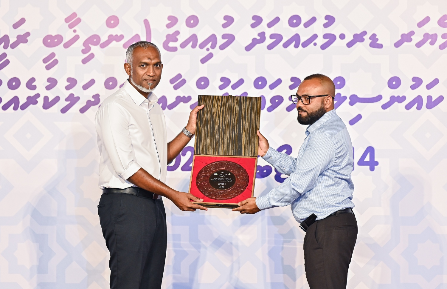 މޭޔަރު ޑރ. މުއިއްޒު ކައުންސިލްގެ މުވައްޒަފުންނާ ބައްދަލުކުރެއްވުން