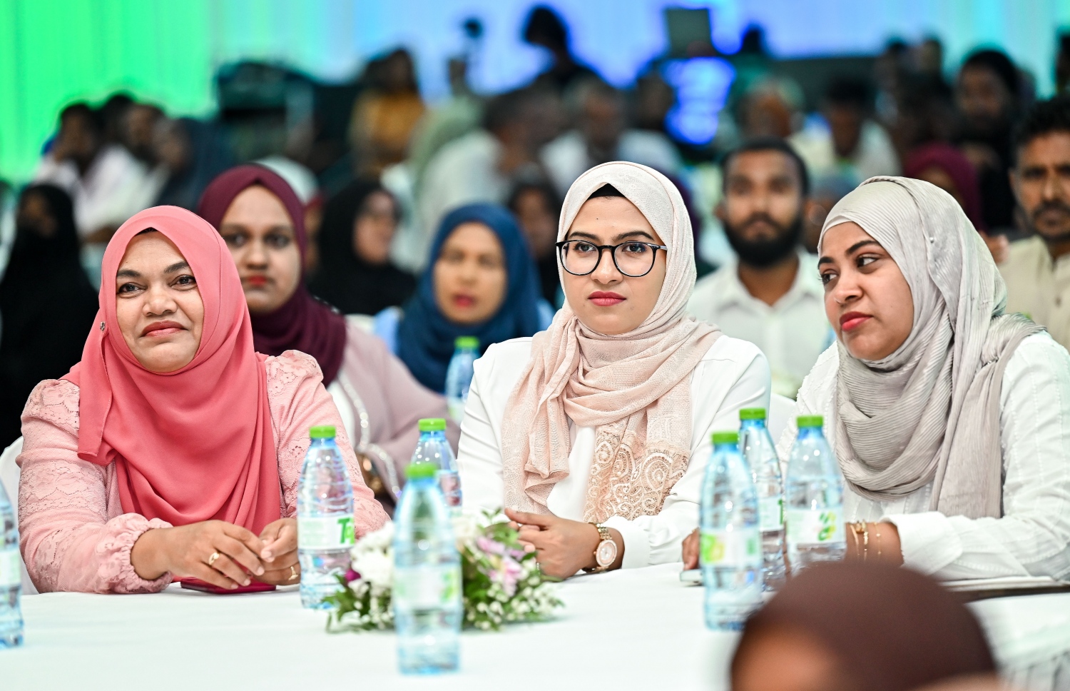 މާލޭގެ މޭޔަރުގެ ހައިސިއްޔަތުން އިންތިހާބީ ރައީސް ޑރ. މުހައްމަދު މުއިއްޒު މާލޭ ސިޓީ ކައުންސިލްގެ މުވައްޒަފުންނާ ބައްދަލުކުރެއްވުމަށް ދަރުބާރުގޭގައި ބޭއްވި ޖަލްސާގައި ބައިވެރިވި ބައެއް މުވައްޒަފުން.--- ފޮޓޯ؛ ފަޔާޒު މޫސާ | މިހާރު