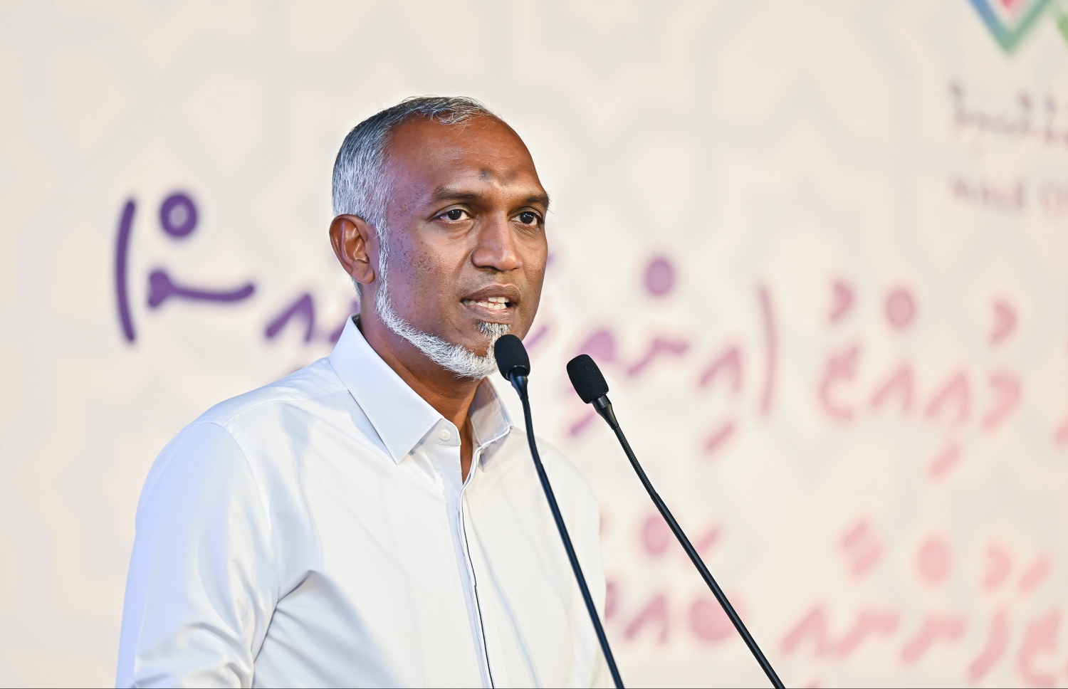 ކައުންސިލްގެ މުވައްޒަފުންނާ ބައްދަލު ކުރައްވަން ދަރުބާރުގޭގައި ބޭއްވި ޖަލްސާގައި އިންތިހާބީ ރައީސް އަދި މާލޭގެ މޭޔަރު ޑރ. މުހައްމަދު މުއިއްޒު ވާހަކަފުޅު ދައްކަވަނީ.-- ފޮޓޯ: ފަޔާޒް މޫސާ | މިހާރު