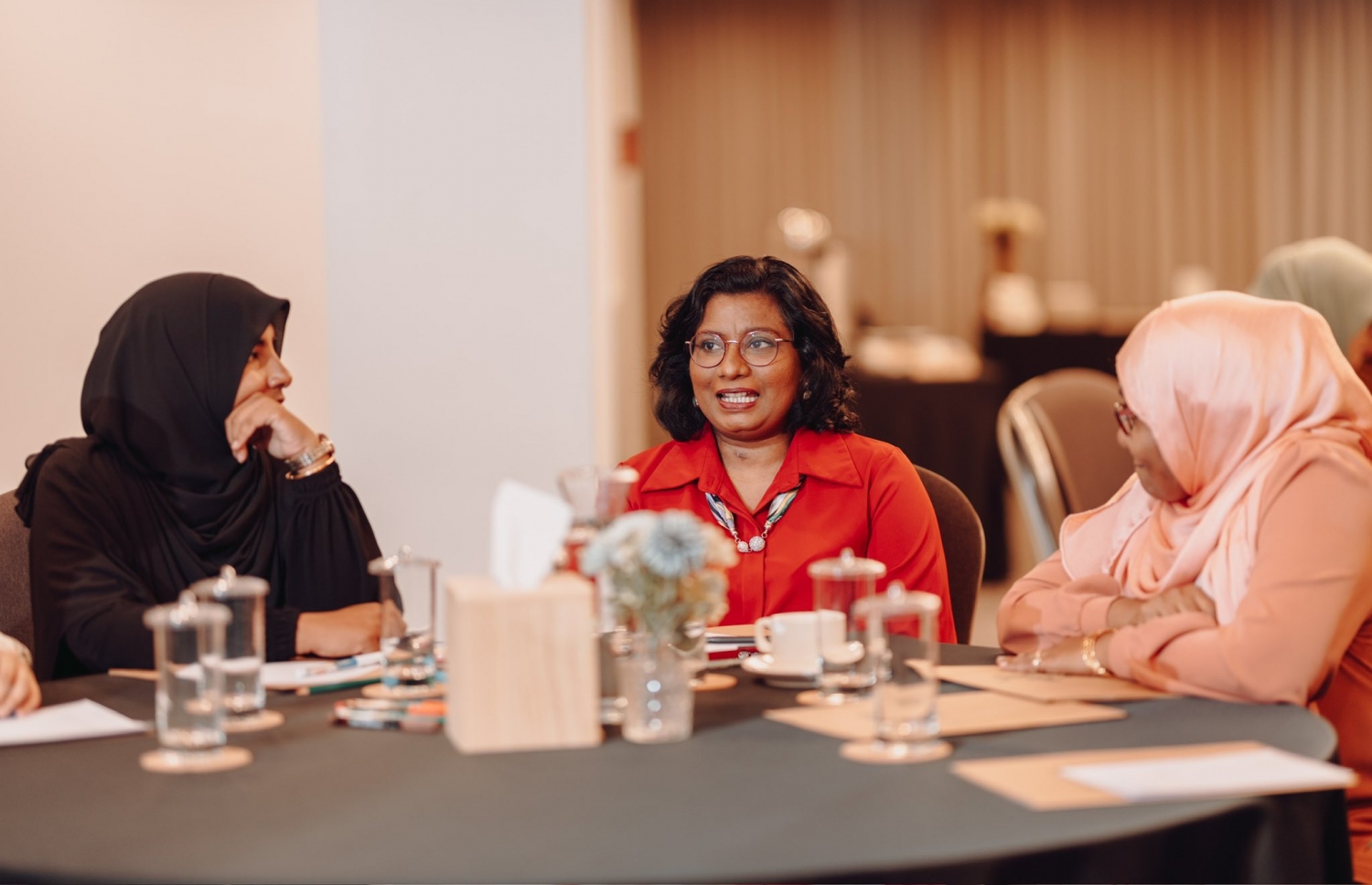 ރާއްޖޭގައި ބާއްވާ ފުރަތަމަ މެންޓަލް ހެލްތު ކޮންފަރެންސް "އޮއެވަރު"ގައި ވޯކްޝޮޕެއް ކުރިއަށް ގެންދަނީ.-- ފޮޓޯ: އައިޖީއެމްއެޗު