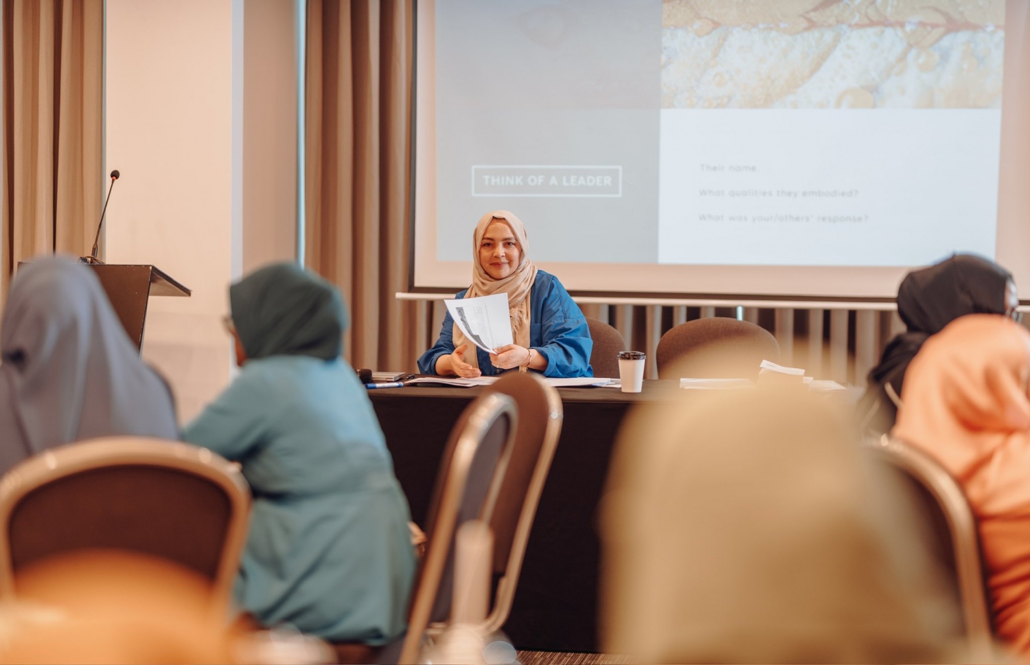 ރާއްޖޭގައި ބާއްވާ ފުރަތަމަ މެންޓަލް ހެލްތު ކޮންފަރެންސް "އޮއެވަރު" ގައި ވޯކްޝޮޕެއް ކުރިއަށް ގެންދަނީ. -- ފޮޓޯ: އައިޖީއެމްއެޗު