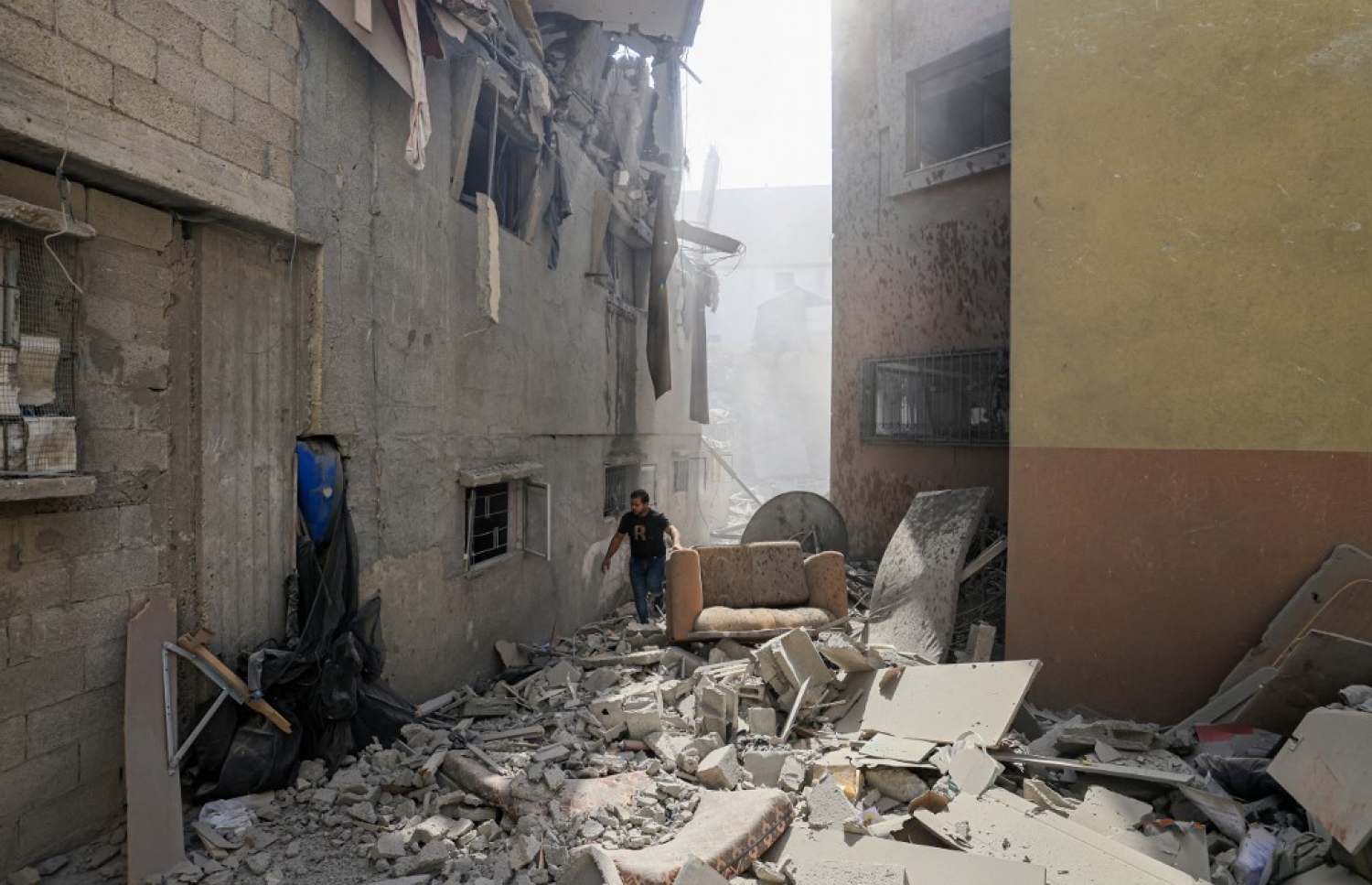 އިޒްރޭލުގެ ހަމަލާއެއްގައި ފަލަސްތީނުގެ ގެތަކެއް ބިމާ ހަމަވެފައި.-- ފޮޓޯ: އޭއެފްޕީ