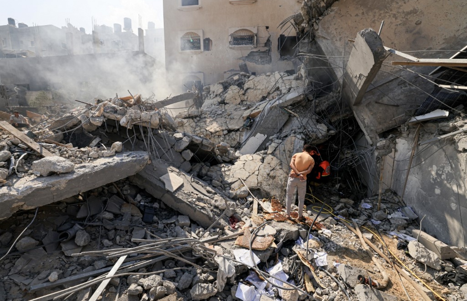 އިޒްރޭލުގެ ހަމަލާއެއްގައި ފަލަސްތީނުގެ ގެތަކެއް ބިމާ ހަމަވެފައި.-- ފޮޓޯ: އޭއެފްޕީ