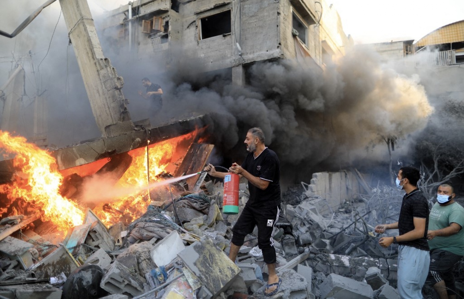 އިޒްރޭލުގެ ހަމަލާއެއްގައި ބިމާހަަވެފައިވާ ގެއެއްގައި ރޯވެފައި އޮތް އަލިފާންގަނޑެއް ނިއްވަނީ.-- ފޮޓޯ: އޭއެފްޕީ