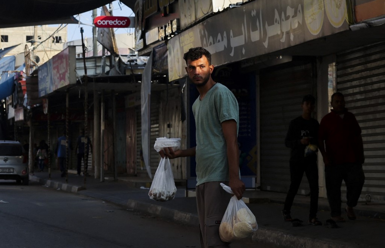 ފަލަސްތީނުގެ ރައްޔިތަކު ކާނެ އެއްޗެހި ގަނެގެން ދަނީ.-- ފޮޓޯ: އޭއެފްޕީ