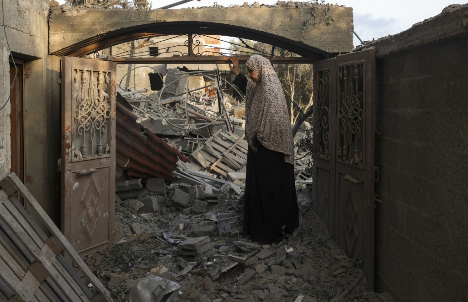 އިޒްރޭލުގެ ހަމަލާއެއްގައި ބިމާ ހަމަވި ގެއެއް ބަލަން އަންހެނަކު މަޑުކޮށްލައިގެން.-- ފޮޓޯ: އޭއެފްޕީ