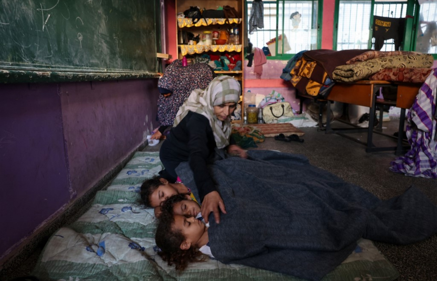 އަގްސާ ތޫފާނުގައި ހާލުގައި ޖެހުނު ގާޒާގެ އާއިލާއެއް، އޭނާގެ ދަރިން ރެފިއުޖީ ކޭމްޕެއްގައި ނިންދަވަނީ.-- ފޮޓޯ: އޭއެފްޕީ