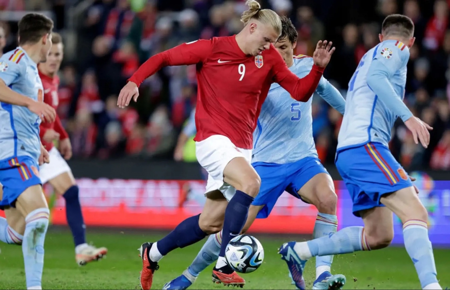 ސްޕެއިންއާ ދެކޮޅަށް ރޭ ނޯވޭ ކުޅުނު މެޗުގައި ހާލަންޑް ބޯޅަ ހިފައިގެން ކުރިއަށް ދަނީ.-- ފޮޓޯ: މެންޗެސްޓާ ސިޓީ