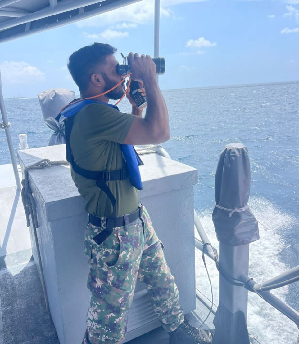 އެކަނި މަހަށް ނުކުމެ އުޅެނިކޮށް ގެއްލުނު އދ. ދަނގެތި ޔޫސުފް އިބްރާހިމް (ޔޫސުބެ) ހޯދުމުގެ މަސައްކަތުގައި ސިފައިންގެ މީހަކު ދުރުމި އަޅައިގެން ބަލަނީ.-- ފޮޓޯ: އެމްއެންޑީއެފް