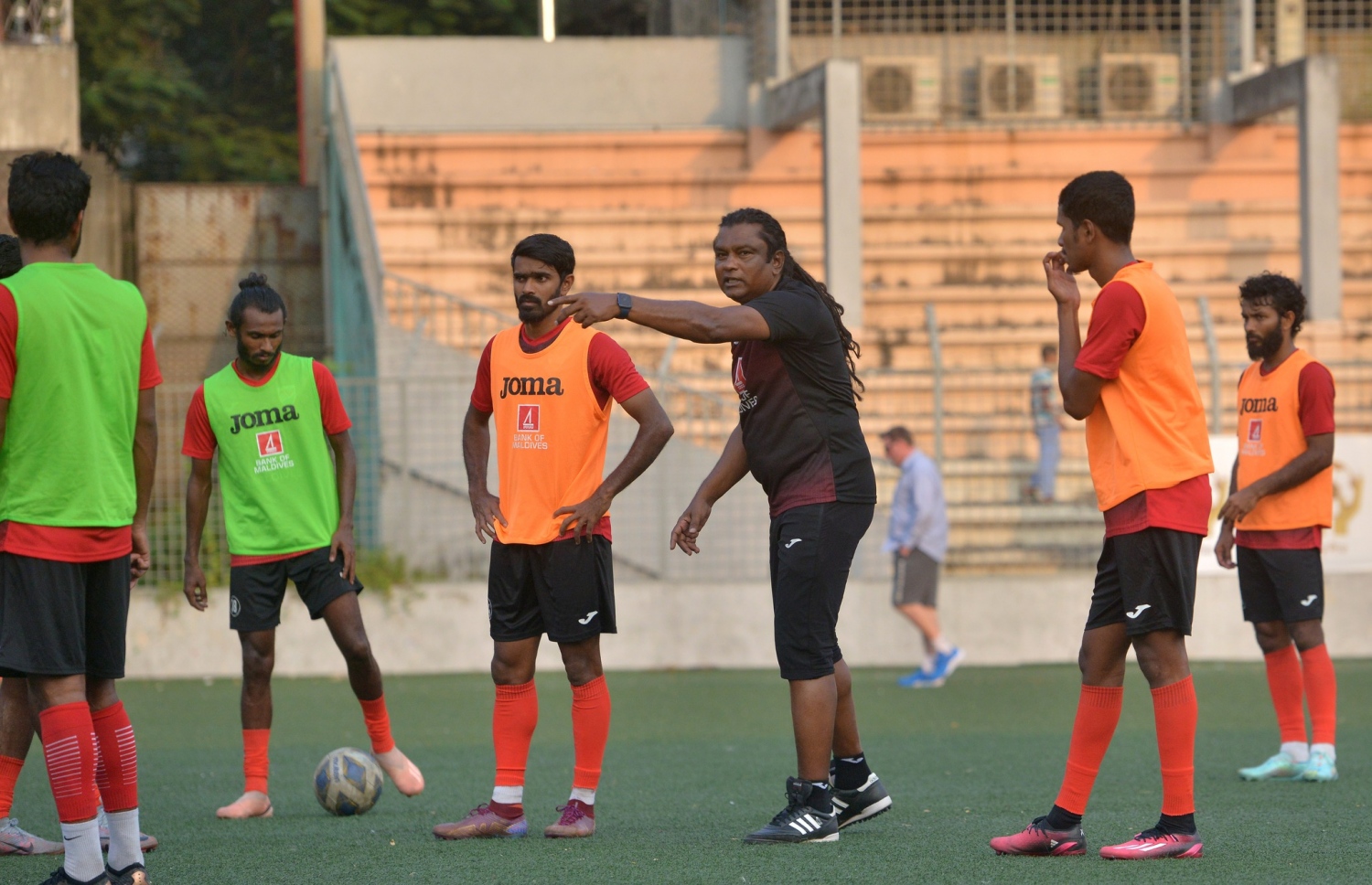 ސުޒޭން ޓީމުގެ ޕްރެކްޓިހުގައި: އޭޏާ ބުނީ ފުރަތަމަ ލެގް މެޗުގައި ފެނުނު ކުޅުމަށް ވުރެ ރަނގަޅު ކުޅުމެއް ރާއްޖޭގެ ފަރާތުން މާދަމާ ފެންނާނެ ކަމަށް --- ފޮޓޯ: އެފްއޭއެމް