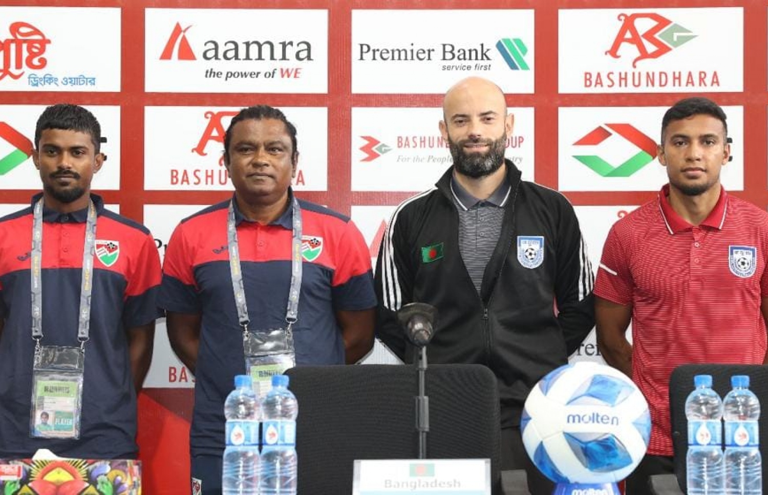 ބަންގްލަދޭޝްގެ ކެޕްޓަން ޖަމާލް، ކޯޗު ކަބްރޭރާ، ރާއްޖޭގެ ކޯޗު ސުޒޭން، ރާއްޖޭގެ މިޑްފީލްޑަރު އައިޝަމްޕްރެސްކޮންފަރެންސް ފެށުމުގެ ކުރިން ފޮޓޯއަކަށް ހުއްޓިލައިގެން --- ފޮޓޯ: ބީއެފްއެފް