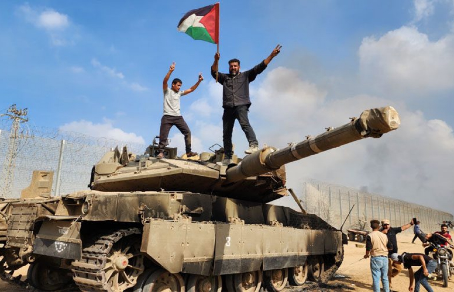 އިޒްރޭލްގެ ޓޭންކަރެއް އަތުލައި ގަތުމަށް ފަހު ފަލަސްތީނުގެ ރައްޔިތުން އުފާފާޅު ކުރަނީ -- ފޮޓޯ؛ އޭއެފްޕީ