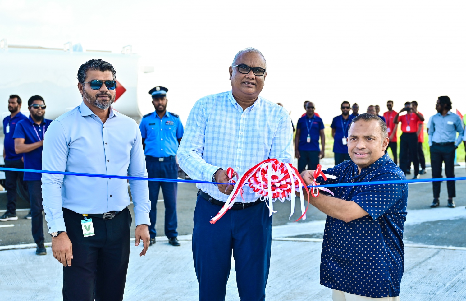 މާފަރު އިންޓަނޭޝަނަލް އެއާޕޯޓުގައި ހެދި އައިލެންޑް އޭވިއޭޝަންގެ ފުރަތަމަ ފިއުލް ފާމު ހުޅުވުމުގެ ގޮތުން ބޭއްވި ރަސްމިއްޔާތުގައި އެ ކުންފުނީގެ އެމްޑީ މުހައްމަދު މިހާދު އާއި އެމްއައިބީގެ އެމްޑީ/ސީއީއޯ މުފައްދަލް އިދުރީސް ރިބަން ކަނޑުއްވަނީ.-- ފޮޓޯ: ނިޝާން އަލީ | މިހާރު