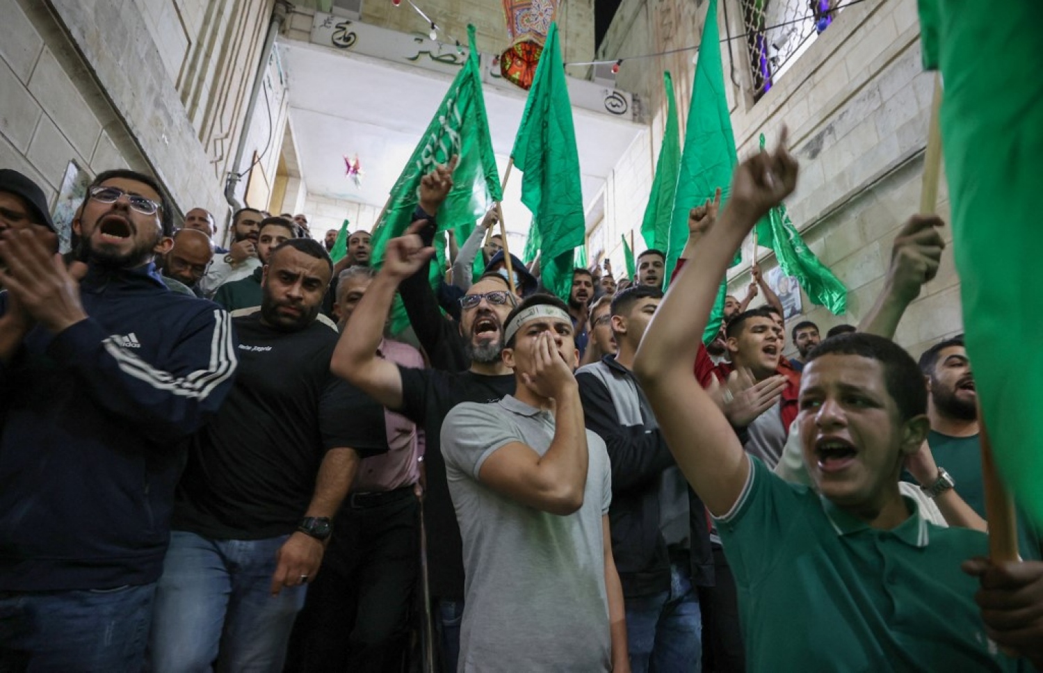 އިޒްރޭލާ ދެކޮޅަށް ހުޅަނގު އައްސޭރީގައި ގިނަ ބަޔަކު މުޒާހަރާ ކުރަނީ: އަލް އަހްލީ ހޮސްޕިޓަލަށް ދިން އަނިޔާވެރި ހަމަލާއާ ގުޅިގެން ގިނަ ގައުމުތަކުގައި އިޒްރޭލާ ދެކޮޅަށް ދަނީ މުޒާހަރާ ކުރަމުން. --ފޮޓޯ: އޭއެފްޕީ