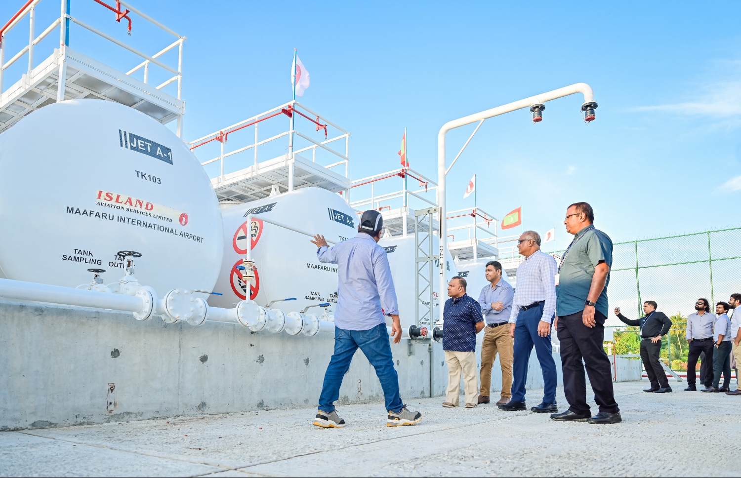 މާފަރު އިންޓަނޭޝަނަލް އެއާޕޯޓުގައި ހެދި އައިލެންޑް އޭވިއޭޝަންގެ ފުރަތަމަ ފިއުލް ފާމް އެކުންފުނީގެ އެމްޑީ ބައްލަވާލަނީ.-- ފޮޓޯ: ނިޝާން އަލީ | މިހާރު