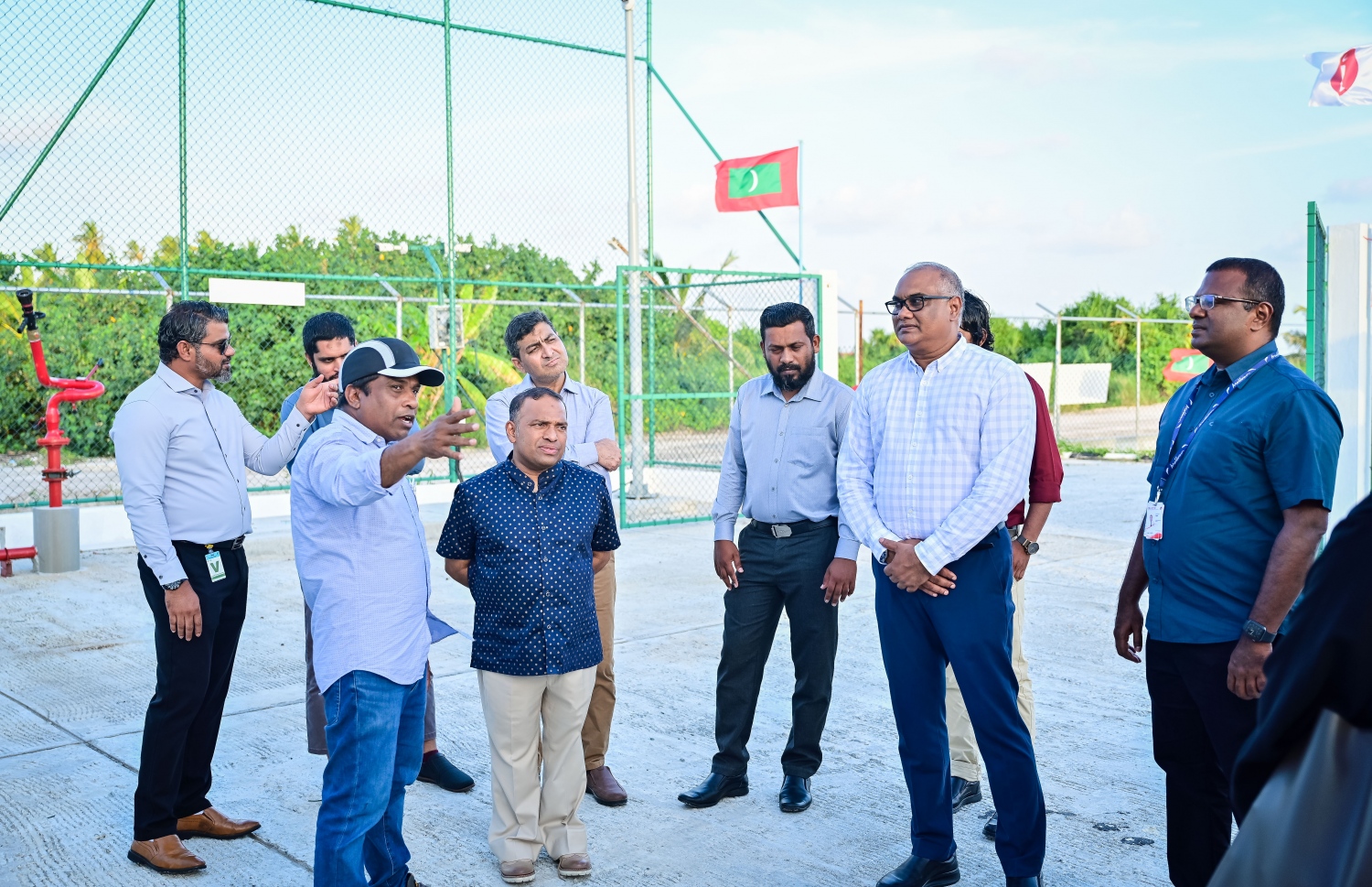 ނ. މާފަރު އިންޓަނޭޝަނަލް އެއާޕޯޓުގައި މޯލަޑިވިއަންގެ ފިއުލް ފާމް ހުޅުވަން ބޭއްވި ރަސްމިއްޔާތުގައި އެ ކުންފުނީގެ އިސްވެރިންނާއި މުވައްޒަފުން ބައިވެރިވަނީ.-- ފޮޓޯ: ނިޝާން އަލީ | މިހާރު