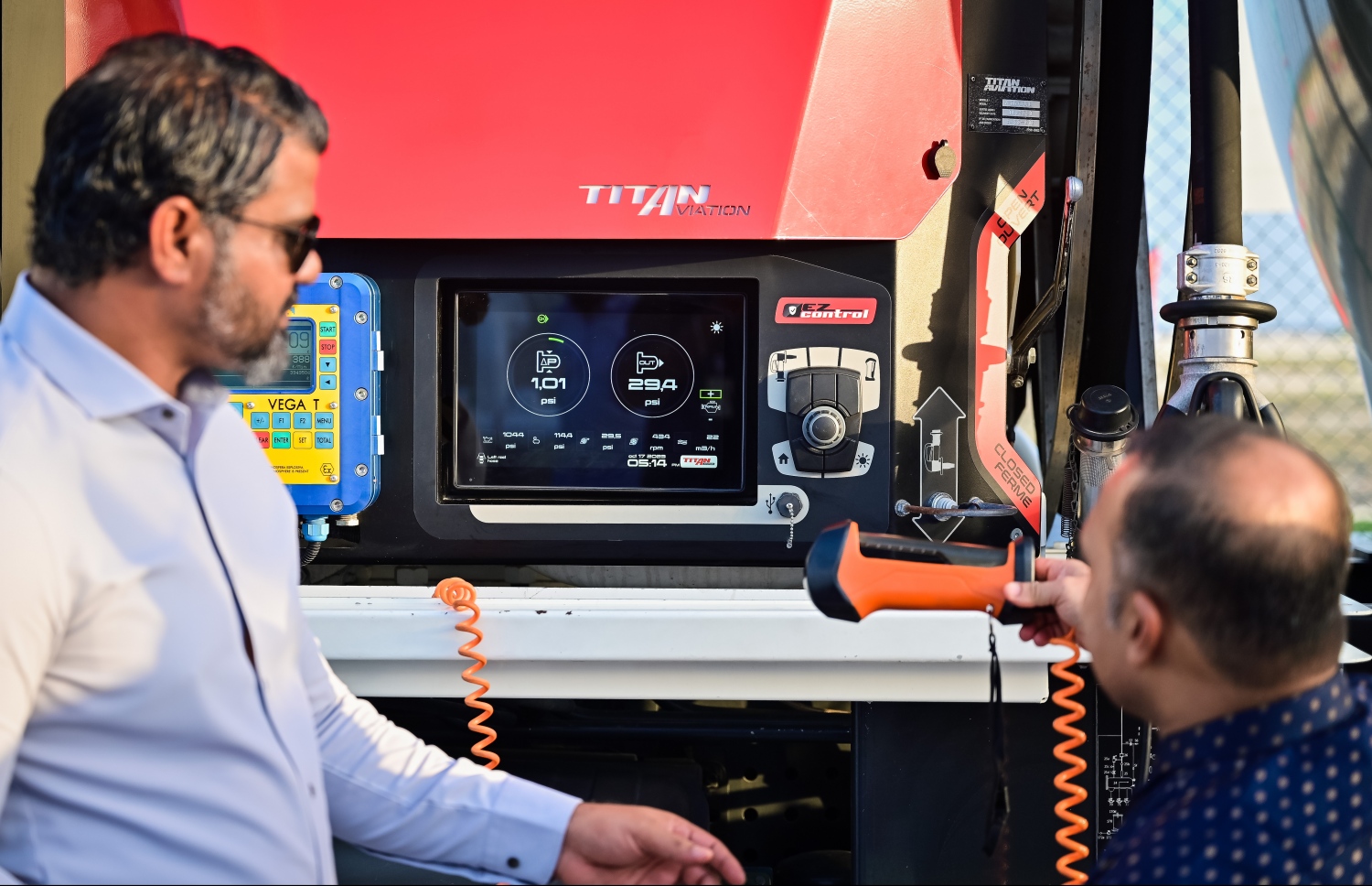 މާފަރު އިންޓަނޭޝަނަލް އެއާޕޯޓުގައި ހެދި އައިލެންޑް އޭވިއޭޝަންގެ ފުރަތަމަ ފިއުލް ފާމުގައި ތެޔޮ އުފުލަން ގެންގުޅޭ ބައުޒަރެއް.-- ފޮޓޯ: ނިޝާން އަލީ | މިހާރު