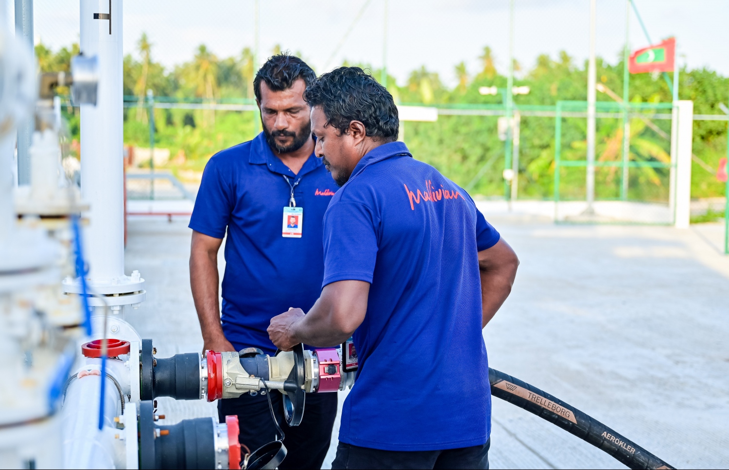 މާފަރު އިންޓަނޭޝަނަލް އެއާޕޯޓުގައި ހެދި އައިލެންޑް އޭވިއޭޝަންގެ ފުރަތަމަ ފިއުލް ފާމު ހުޅުވުމުގެ ގޮތުން ބޭއްވި ރަސްމިއްޔާތުގައި ބައުޒަކަށް ތެޔޮ ބަރުކުރަނީ.-- ފޮޓޯ: ނިޝާން އަލީ | މިހާރު