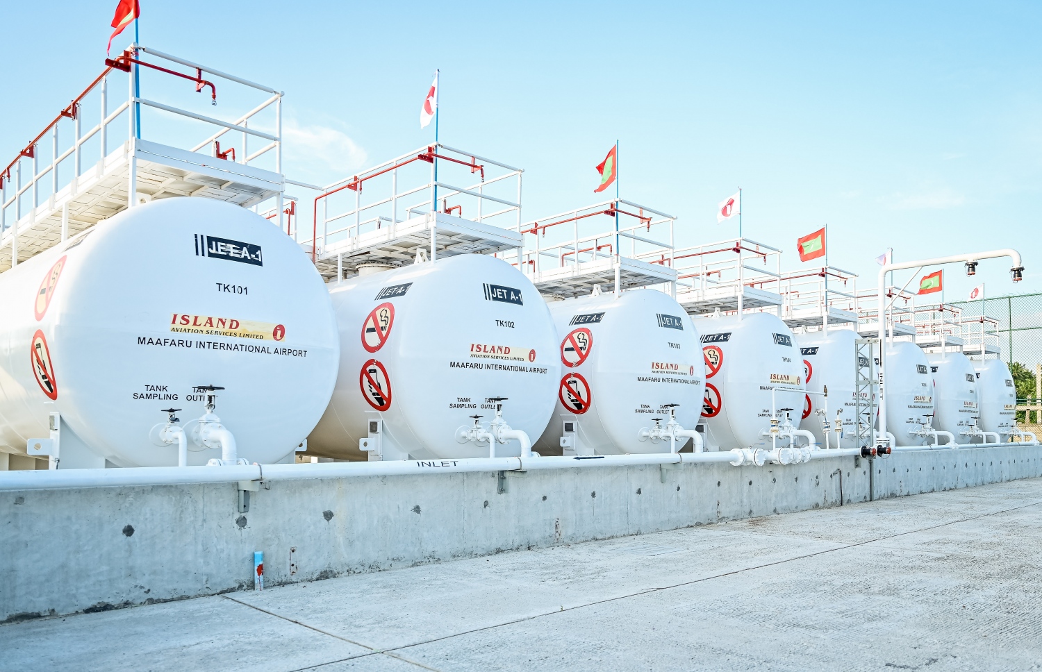 މާފަރު އިންޓަނޭޝަނަލް އެއާޕޯޓުގައި ހެދި އައިލެންޑް އޭވިއޭޝަންގެ ފުރަތަމަ ފިއުލް ފާމު.-- ފޮޓޯ: ނިޝާން އަލީ | މިހާރު