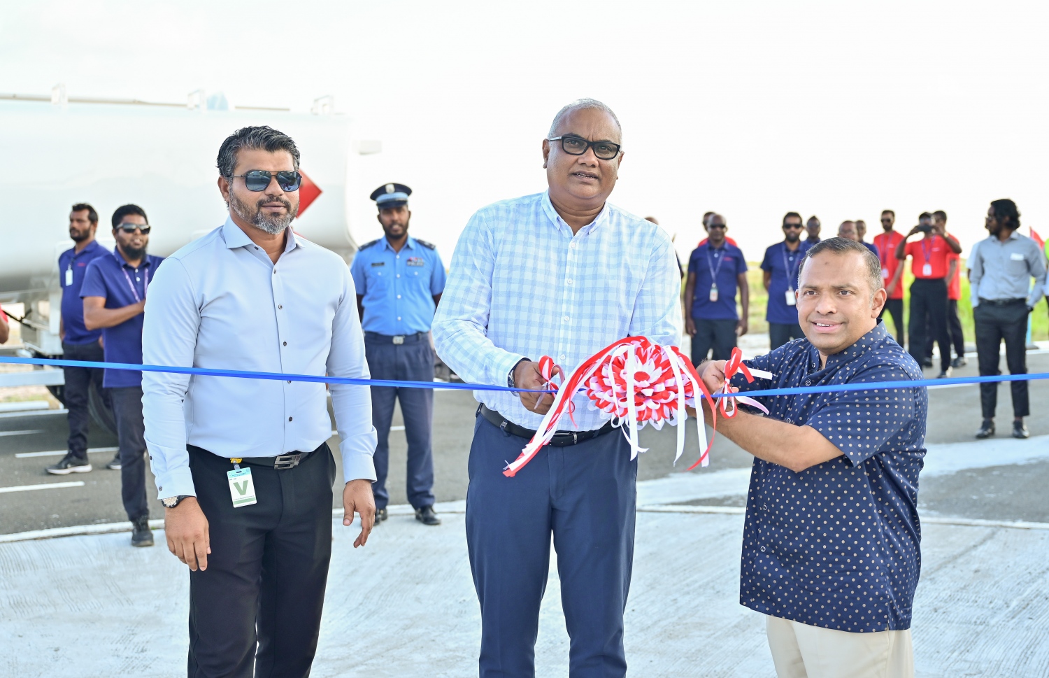 މާފަރު އިންޓަނޭޝަނަލް އެއާޕޯޓުގައި ހެދި އައިލެންޑް އޭވިއޭޝަންގެ ފުރަތަމަ ފިއުލް ފާމު ހުޅުވުމުގެ ގޮތުން ބޭއްވި ރަސްމިއްޔާތުގައި އެ ކުންފުނީގެ އެމްޑީ މުހައްމަދު މިހާދު އާއި އެމްއައިބީގެ އެމްޑީ/ސީއީއޯ މުފައްދަލް އިދުރީސް ރިބަން ކަނޑުއްވަނީ.-- ފޮޓޯ: ނިޝާން އަލީ | މިހާރު