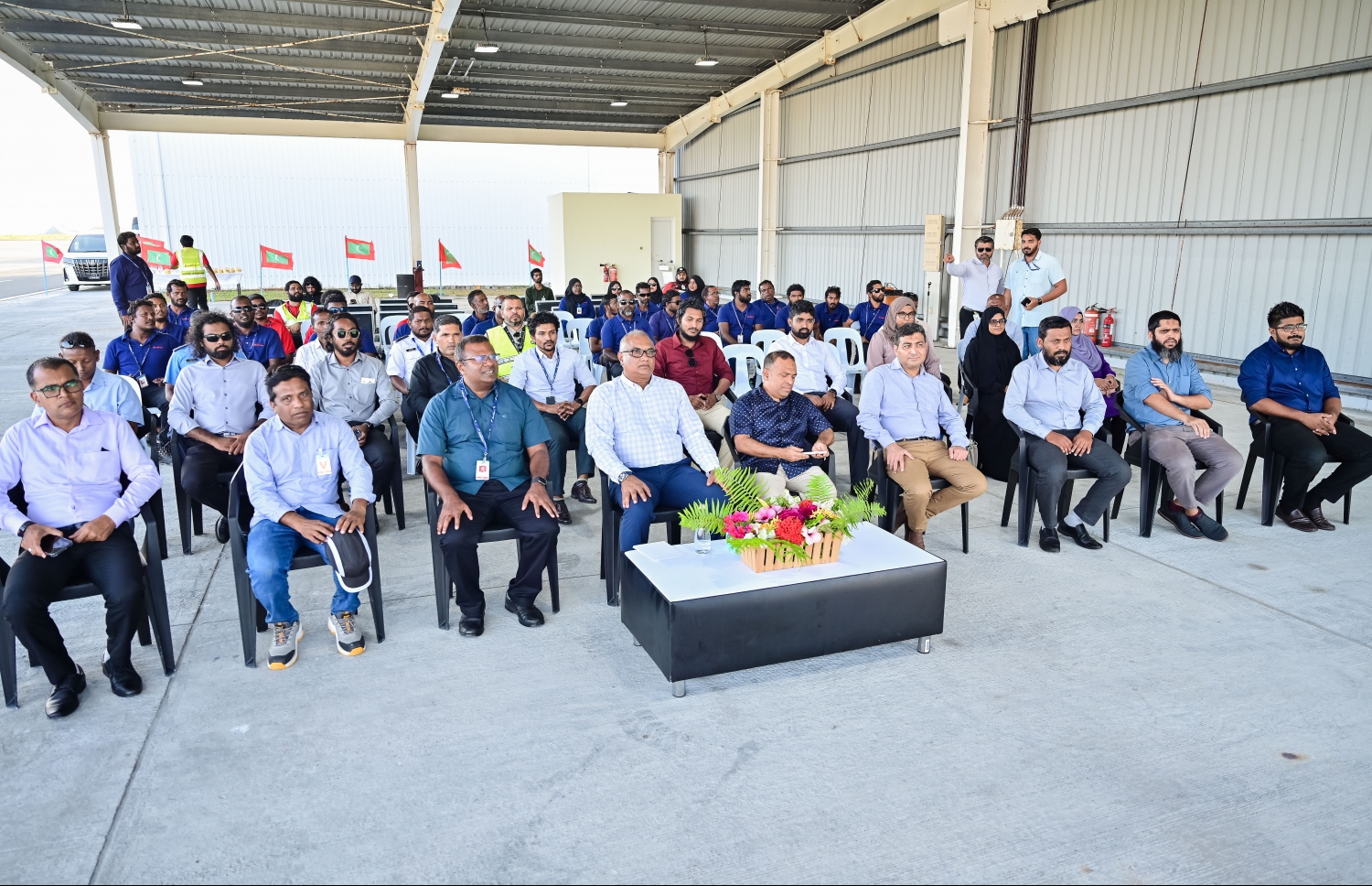 ނ. މާފަރު އިންޓަނޭޝަނަލް އެއާޕޯޓުގައި މޯލަޑިވިއަންގެ ފިއުލް ފާމް ހުޅުވަން ބޭއްވި ރަސްމިއްޔާތުގައި އެ ކުންފުނީގެ އިސްވެރިންނާއި މުވައްޒަފުން ބައިވެރިވަނީ.-- ފޮޓޯ: ނިޝާން އަލީ | މިހާރު