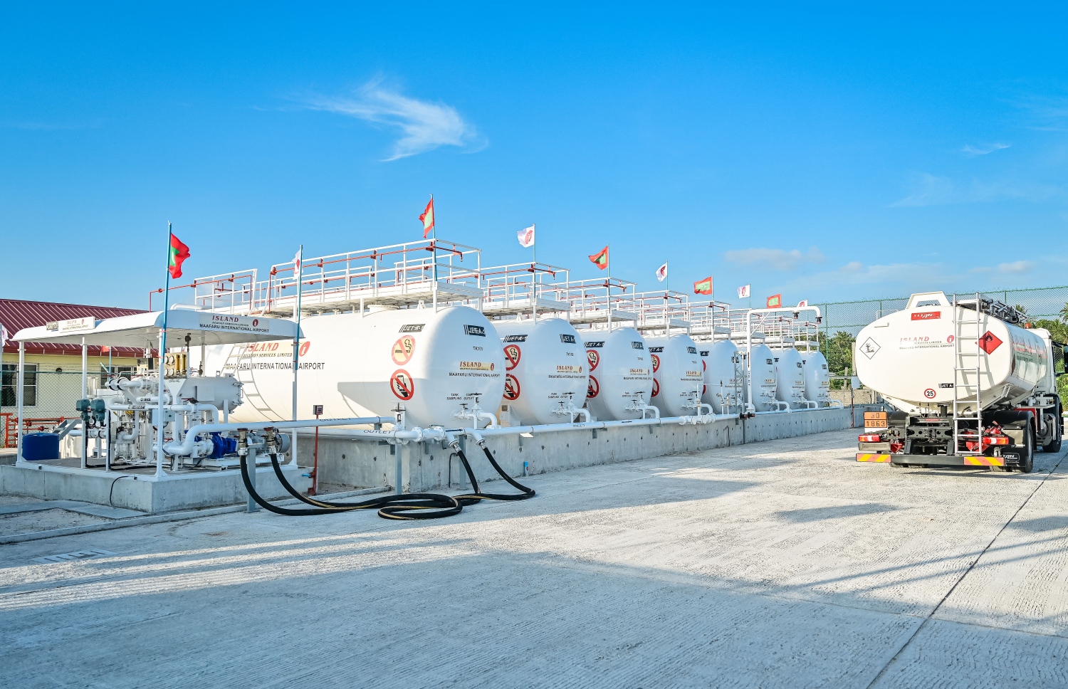 މާފަރު އިންޓަނޭޝަނަލް އެއާޕޯޓުގައި ހެދި އައިލެންޑް އޭވިއޭޝަންގެ ފުރަތަމަ ފިއުލް ފާމު.-- ފޮޓޯ: ނިޝާން އަލީ | މިހާރު