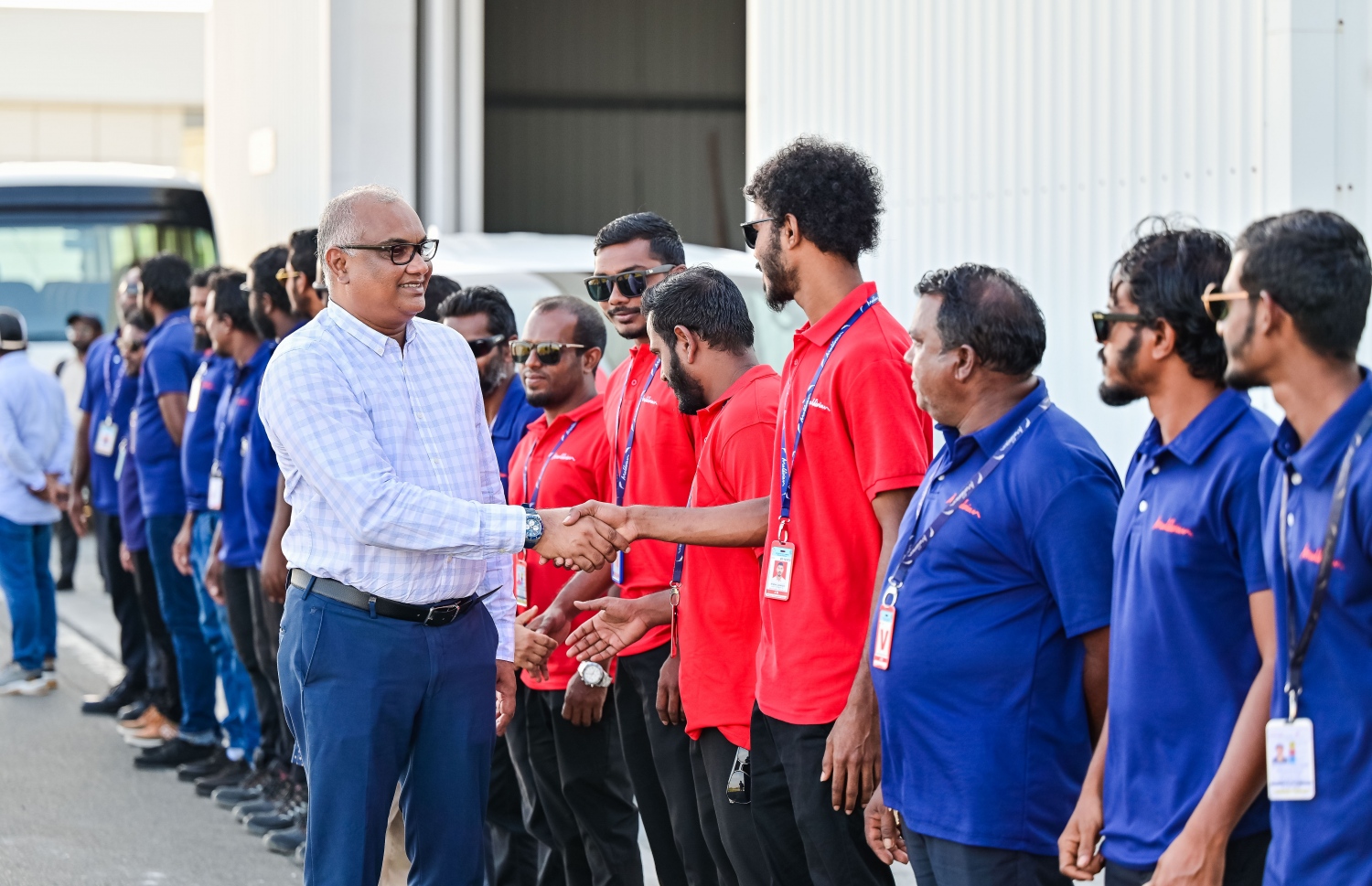 ނ. މާފަރު އިންޓަނޭޝަނަލް އެއާޕޯޓުގައި މޯލަޑިވިއަންގެ ފިއުލް ފާމް ހުޅުވަން ބޭއްވި ރަސްމިއްޔާތައް އެ ކުންފުނީގެ އެމްޑީ މުހައްމަދު މިހާދު ވަޑައިގަތުމުން މާފަރު އެއާޕޯޓު މުވައްޒަފުން މަރުހަބާ ކިޔަނީ .-- ފޮޓޯ: ނިޝާން އަލީ | މިހާރު