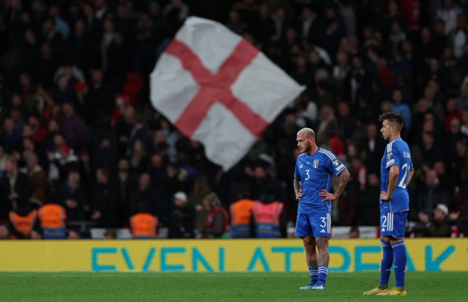 މެޗުން ބަލިވުމުން އިޓަލީގެ ބައެއް ކުޅުންތެރިން މާޔޫސް ވެފައި.-- ފޮޓޯ: އޭއެފްޕީ