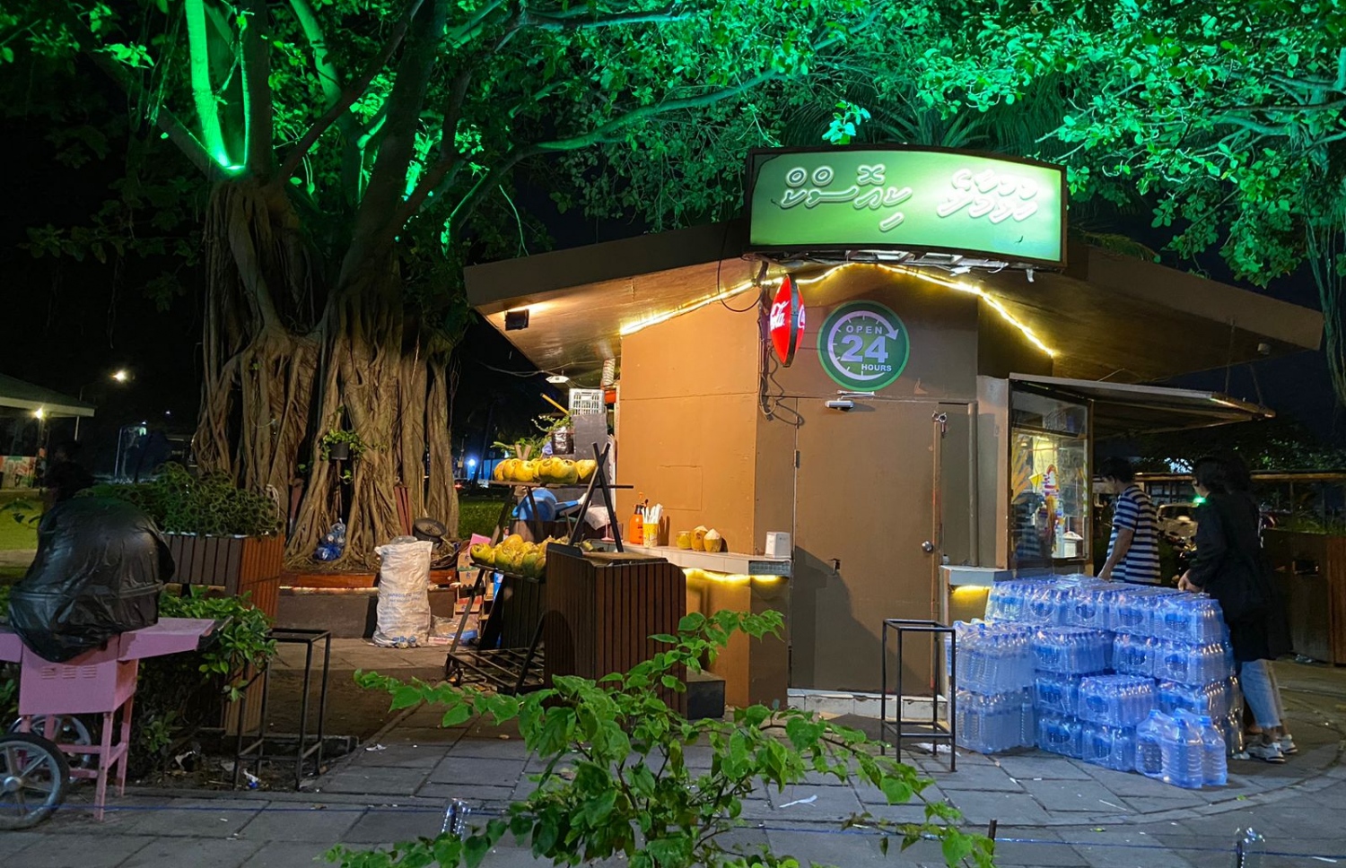 ހުޅުމާލޭގައި ހުންނަ، 24 ގަޑިއިރުގެ ހިދުމަތް ދޭ ކިއޮސްކެއް ކައިރީ ބަޔަކު ހުއްޓިލައިގެން