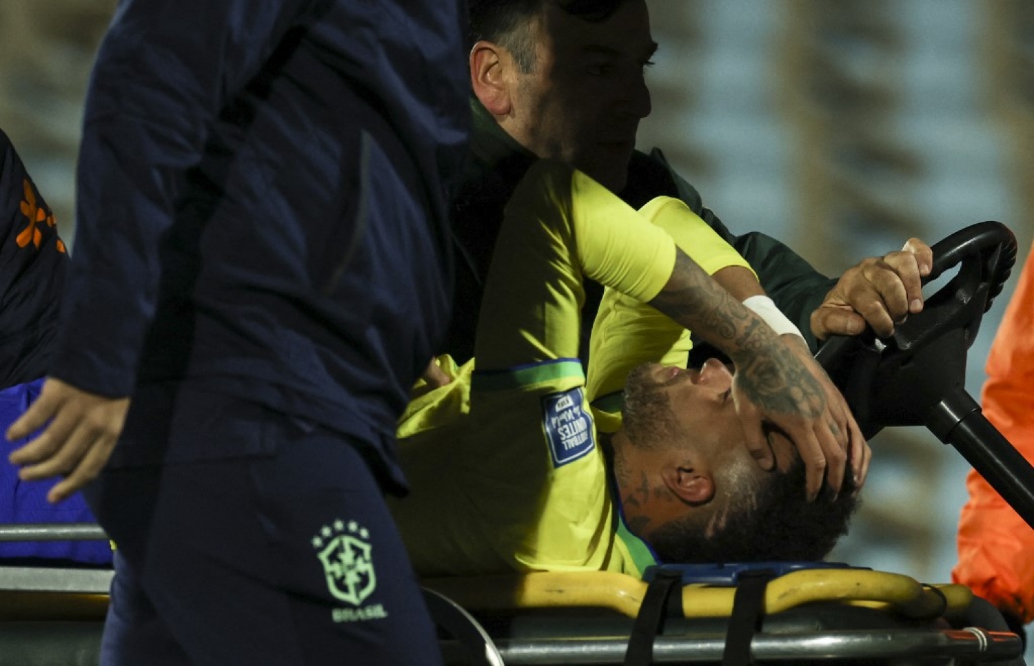 އުރުގުއޭ މެޗުގައި ނޭމާ ދަނޑުން ބާލަނީ.-- ފޮޓޯ: އޭއެފްޕީ