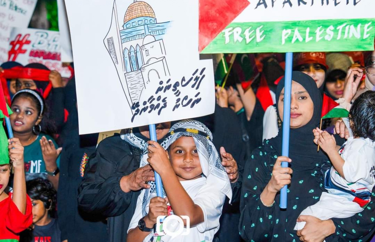 އިޒްރޭލުގެ ލާއިންސާނީ އަމަލުތަކާ ދެކޮޅަށް އަޑު އުފުލައި ފަލަސްތީނުގެ ރައްޔިތުންނާ އެކު ދިވެހިން ތިބިކަން އަންގައިދިނުމަށް މާލެ، މަޖީދީ މަގުގައި ބޭއްވި ހިންގާލުމުގައި އަންހެނުންނާއި ކުޑަކުދިން ބައިވެރިވަނީ.-- ފޮޓޯ: ވަގުތު އިމޭޖެސް