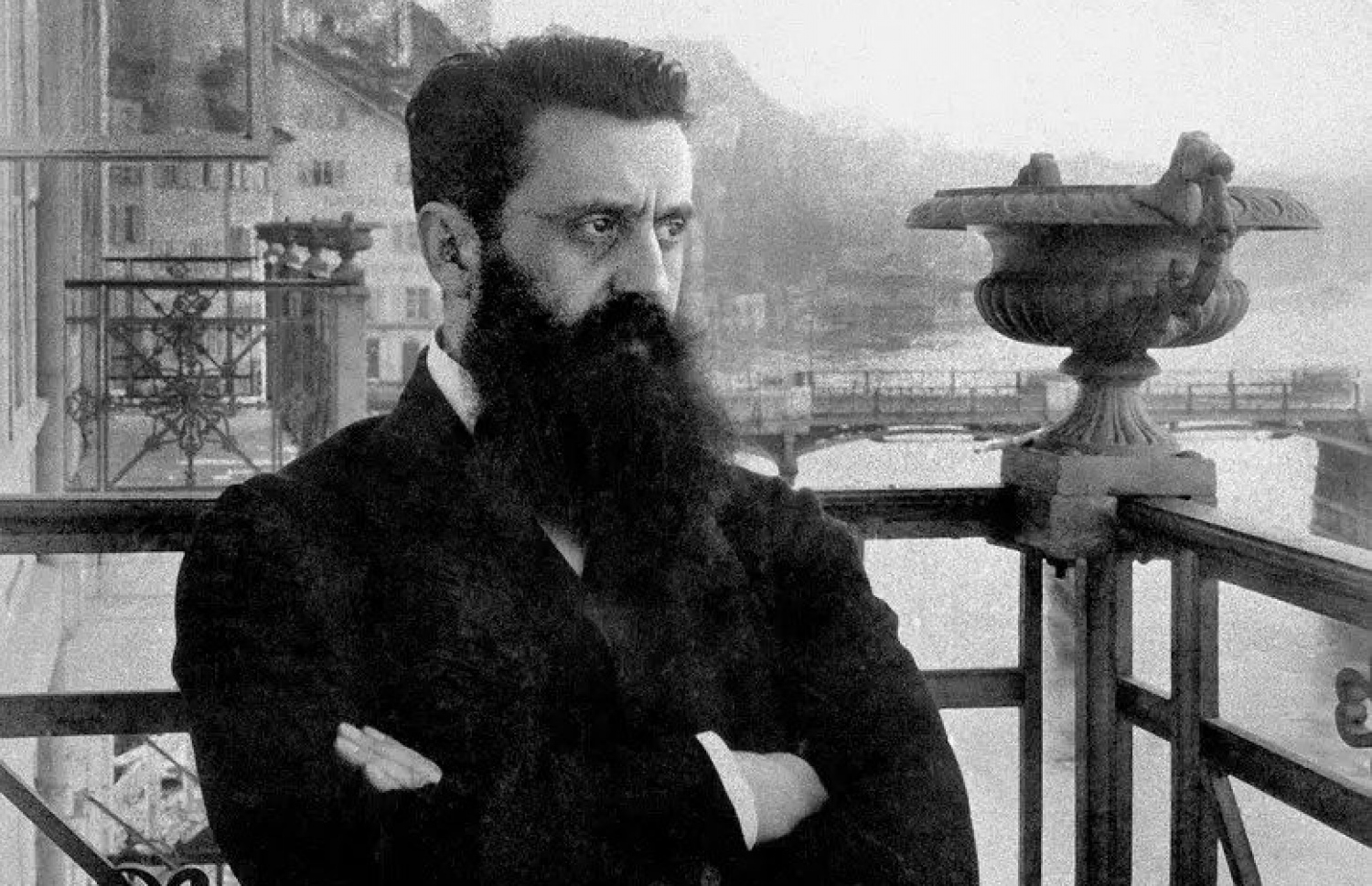 ތިއޮޑޯ ހަޒަލް 1901 ވަނަ އަހަރު ސްވިޒަލޭންޑްގައި ބޭއްވި ޒަޔަނިސްޓް ކޮންގްރެސްގެ ތެރެއިން --- ފޮޓޯ: ސެންޓްރަލް ޒަޔަނިސްޓް އާކައިވް