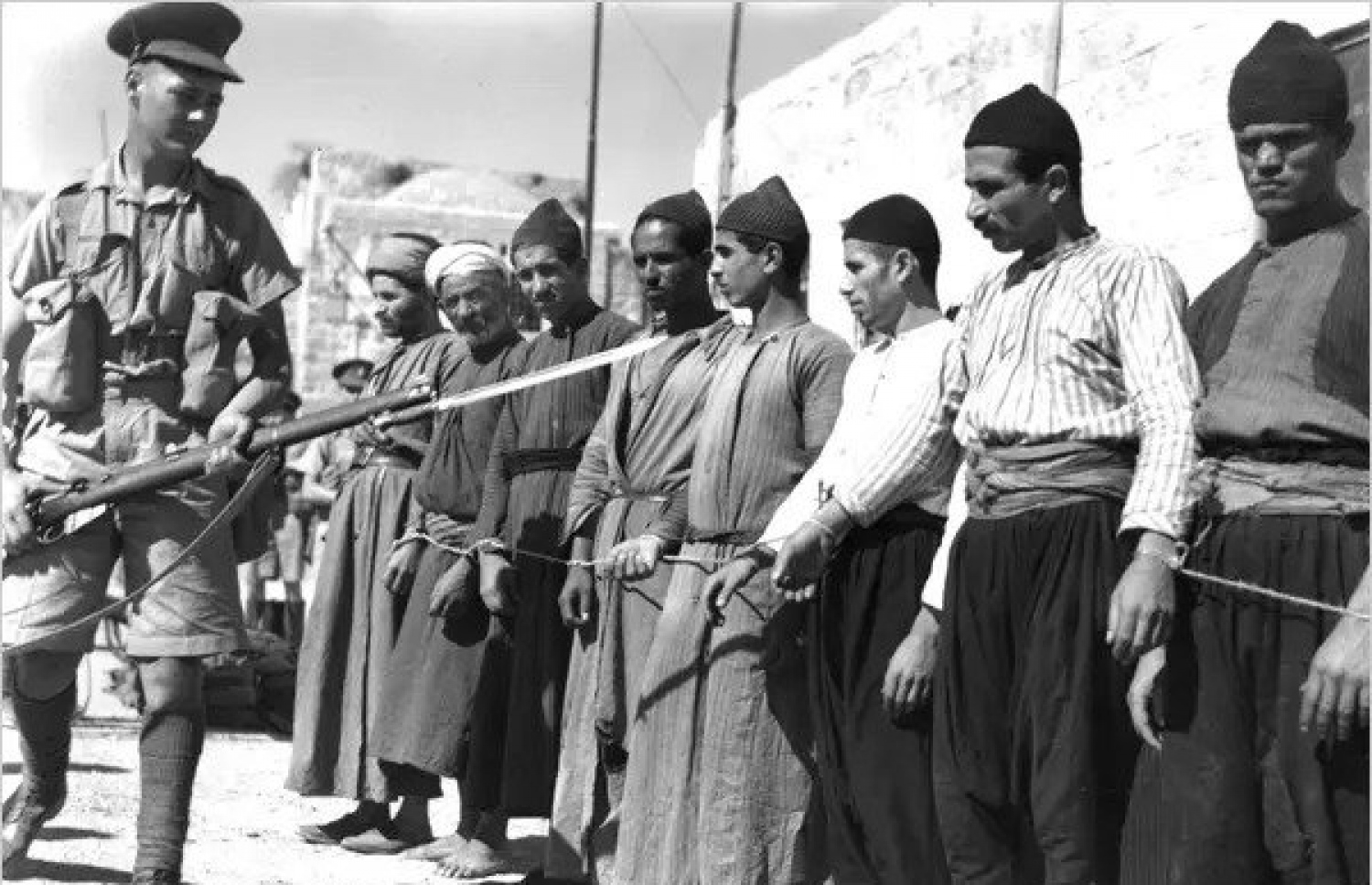 އިނގިރޭސިންނާ ދެކޮޅަށް ތެދުވެ ނާކާމިޔާބުވި ފަލަސްތީނުގެ ރައްޔިތުންނަށް، އިނގިރޭސި ސިފައިން އަދަބު ދެނީ --- ފައިލް ފޮޓޯ: ގެޓީ އިމޭޖަސް