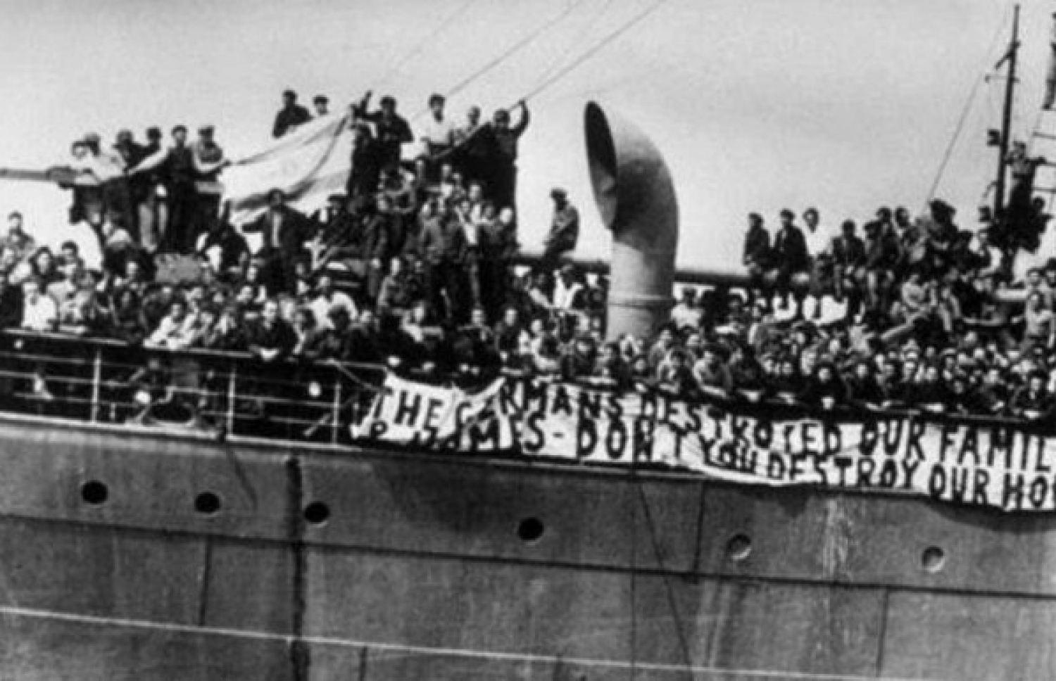 1947 ގައި ކަނޑު ބޯޓެއްގައި ފަލަސްތީނަށް ހިޖުރަ ކުރި ޔޫރަޕްގެ ޔަހޫދީން "ޖަރުމަނުން އަހަރެމެންގެ އާއިލާތަކާއި ގެދޮރު ހަލާކުކޮށްލީ - އަހަރެމެންގެ އުއްމީދުތައް ހަލާކުކޮށްނުލާތި" ލިޔެފައިވާ ބެނާއެއް ހިފައިގެން --- ފޮޓޯ: ކަލެކްޓެޑް