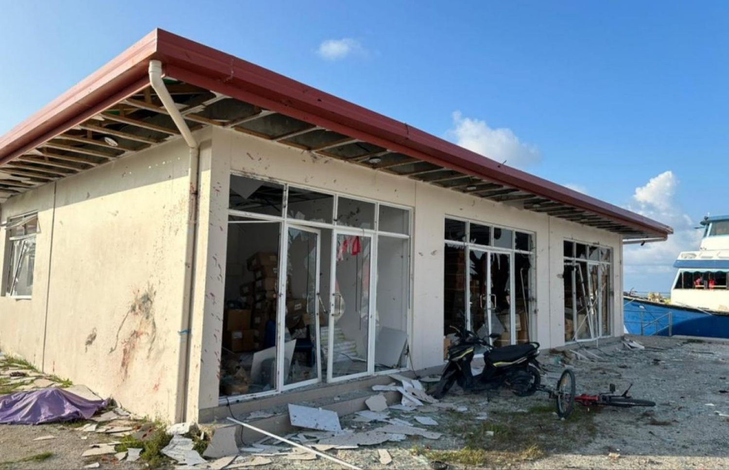 މަކުނުދޫގައި އެއްޗެއް ގޮވި ސަރަހައްދު: އެސްޓީއޯ ގުދަނާއި މަސް މާރުކޭޓްގެ ބިއްލޫރިތައް ވަނީ އެއްކޮށް ތަޅައިގެންގޮސްފައި.. --ފޮޓޯ: ސޯޝަލް މީޑިއާ