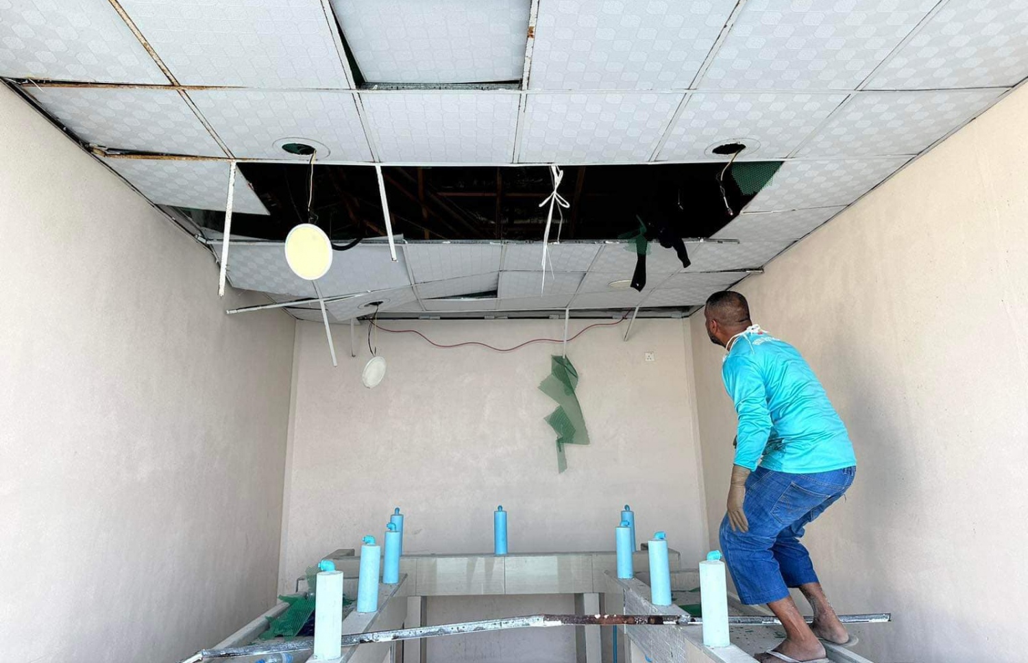 މަކުނުދޫގައި ގޭސް ސިލިންޑަރެއް ގޮވި ހާދިސާގައި ބަނދަރުގައި ހުރި އިމާރާތެއްގެ ސީލިންގު ވެއްޓިފައި.--.ފޮޓޯ: އަބްދުލް ހަމީދު މުހައްމަދު