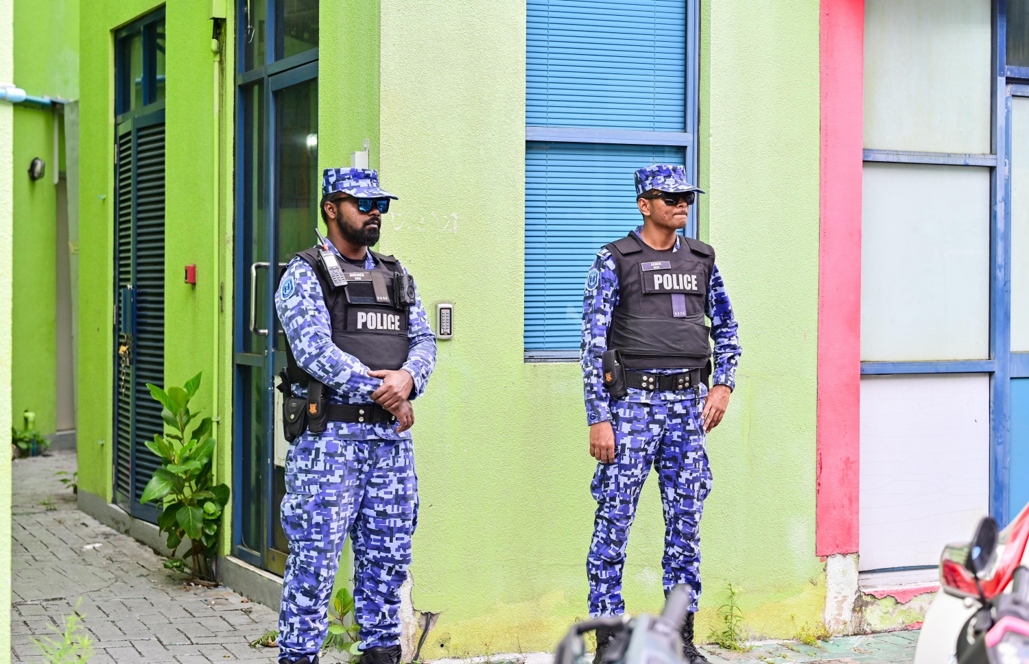އެފްއޭމް ހައުސް އަށް ފުލުހުން ވަދެ ފާސްކުރާއިރު ބޭރުގައި ދެ ފުލުހަކު މަޑުކޮށްލައިގެން. --- ފޮޓޯ: ނިޝާން އަލީ | މިހާރު