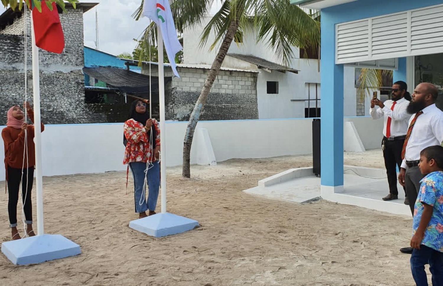 ވ. ރަކީދޫ ސްކޫލުގައި ކިޔަވައިދޭން ފެށުމަށް މިއަދު އެ ސްކޫލުގައި ބޭއްވި އެސެމްބްލީގައި ސްކޫލްގެ ދިދަ ނަގަނީ. -- ފޮޓޯ: އެޑިޔުކޭޝަން