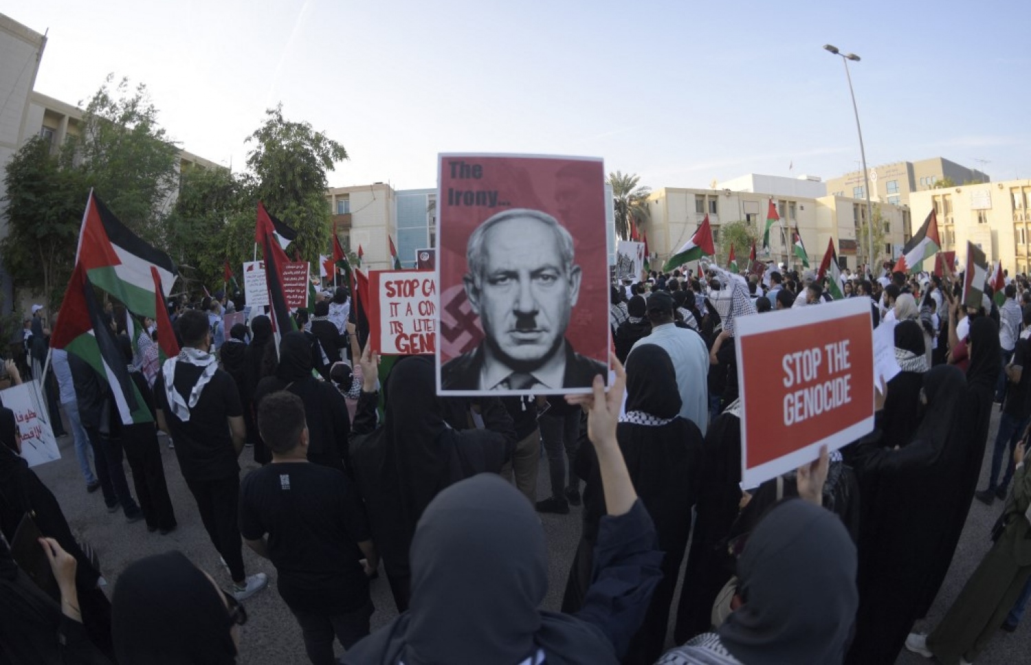 އިޒްރޭލާ ދެކޮޅަށް ބަހުރެއިންގައި ކުރި މުޒާހަރާއެއްގައި ބަޔަކު އިޒްރޭލުގެ ބޮޑުވަޒީރު ބެންޖަމިން ނަތަންޔާހޫ އާ ދެކޮޅު ޕޯސްޓަރުތަކެއް ހިފައިގެން. --ފޮޓޯ: އޭއެފްޕީ