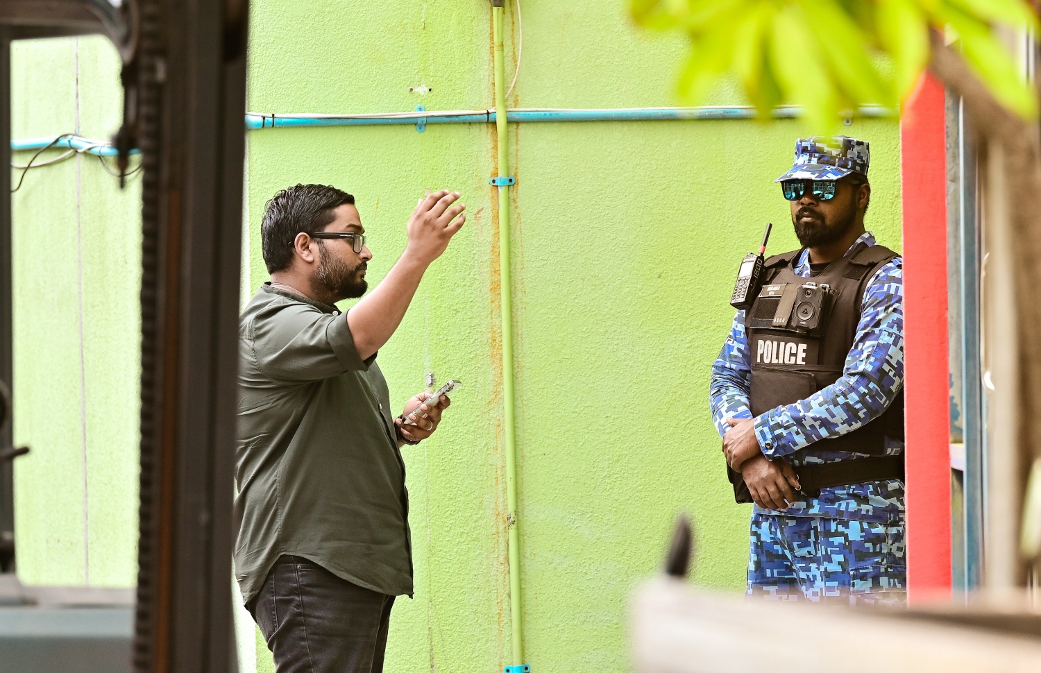 އެފްއޭއެމް ބަލާ ފާސްކުރުމުގެ މަސައްކަތް ފުލުހުން ކުރިއަށްދާއިރު، ބައްސާމް އެފްއޭއެމް އޮފީސް ކައިރީގައި --- ފޮޓޯ: ފަޔާޒު މުސާ | މިހާރު