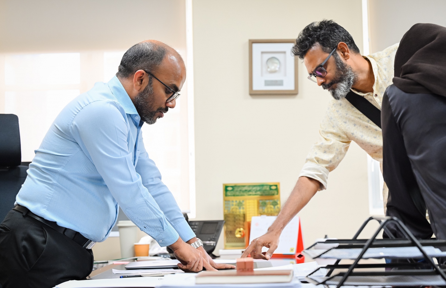 ފިނޭންސް މިނިސްޓަރު "މިހާރު" ނޫސްވެރިންނަށް ތެޔޮ ބިލްތަކުގެ އަދަދުތައް ދައްކަވާލައްވަނީ -- ފޮޓޯ: ނިޝާން އަލީ/ މިހާރު