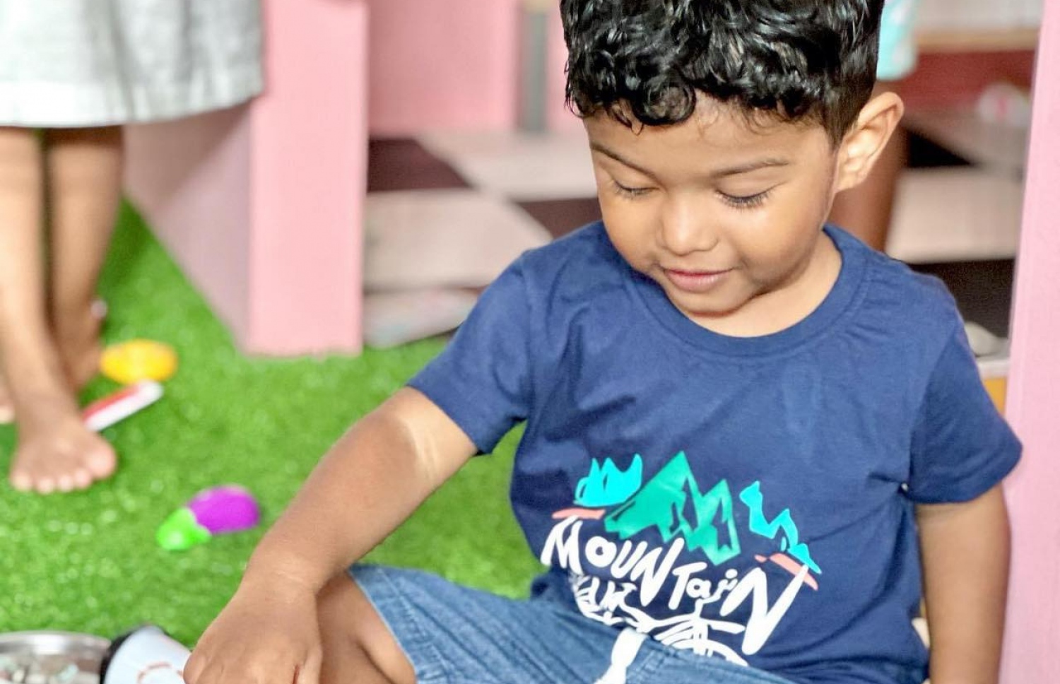 ޕީކް އެންޑް ޕްލޭގެ އެކްޓިވިޓީއެއްގައި ކުއްޖެއް- ފޮޓޯ: ޕީކް އެންޑް ޕްލޭ