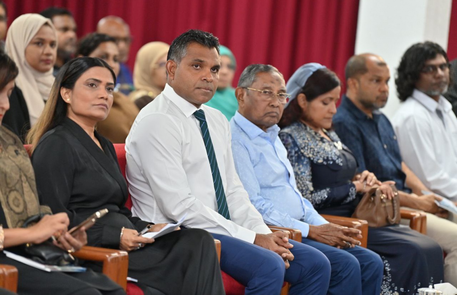 ކުރީގެ އިންފޮމޭޝަން މިނިސްޓަރު ސަމަރުބުލޫ އިބްރާހިމް މަނިކު (ސަމަރޭ) ތައުބީނުގެ ޖަލްސާގެ ތެރެއިން -- ފޮޓޯ: ރައީސް އޮފީސް