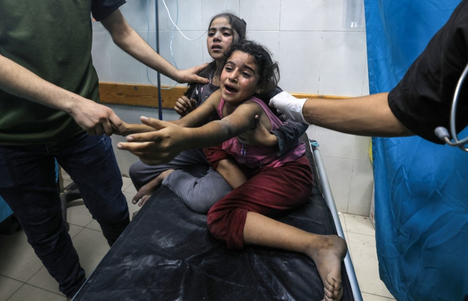 އިޒްރޭލުގެ ހަމަލާތަކުގައި ޒަހަމްވި ކުއްޖަކު ހޮސްޕިޓަލުގައި: އިސްލާމީ ގިނަ ގައުމުތަކުން ފަލަސްތީނުގެ އާދޭހުގެ އަޑެއް ނާހާ -- ފޮޓޯ: އޭއެފްޕީ