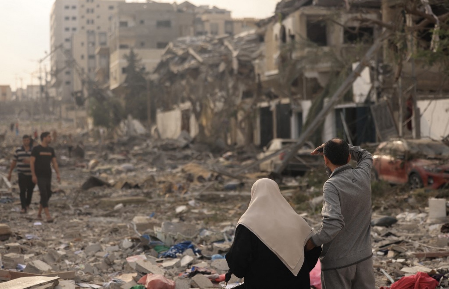 ފަލަސްތީނުގެ ޣައްޒާއަށް އިޒްރޭލުން ދިން ހަމަލާތަކެއްގައި އިމާރާތްތަކެއް ބިމާ ހަމަކޮށްލާފައި. -- ފޮޓޯ: އޭއެފްޕީ