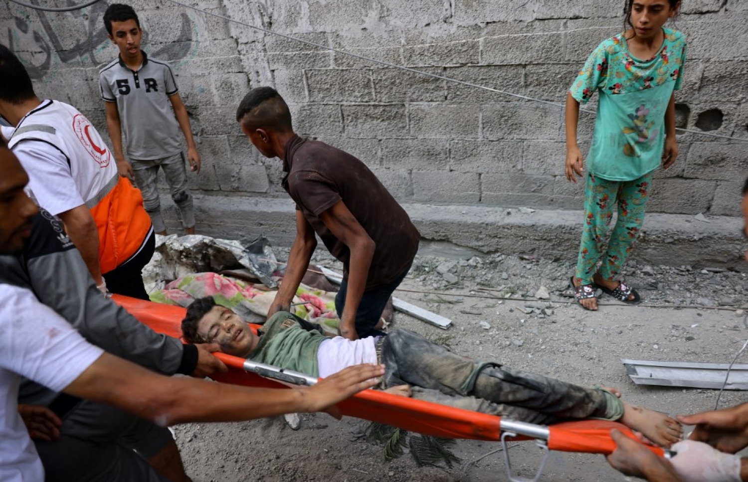 އިޒްރޭލުން ދިން ވައިގެ ހަމަލާއެއްގައި ބިމާހަމަވެފައިވާ އިމާރާތްތަކުން މީހުން ހޯދުމަށް ރެސްކިއު ޓީމުން ހަރަކާތްތެރިވަނީ.-- ފޮޓޯ: އޭއެފްޕީ