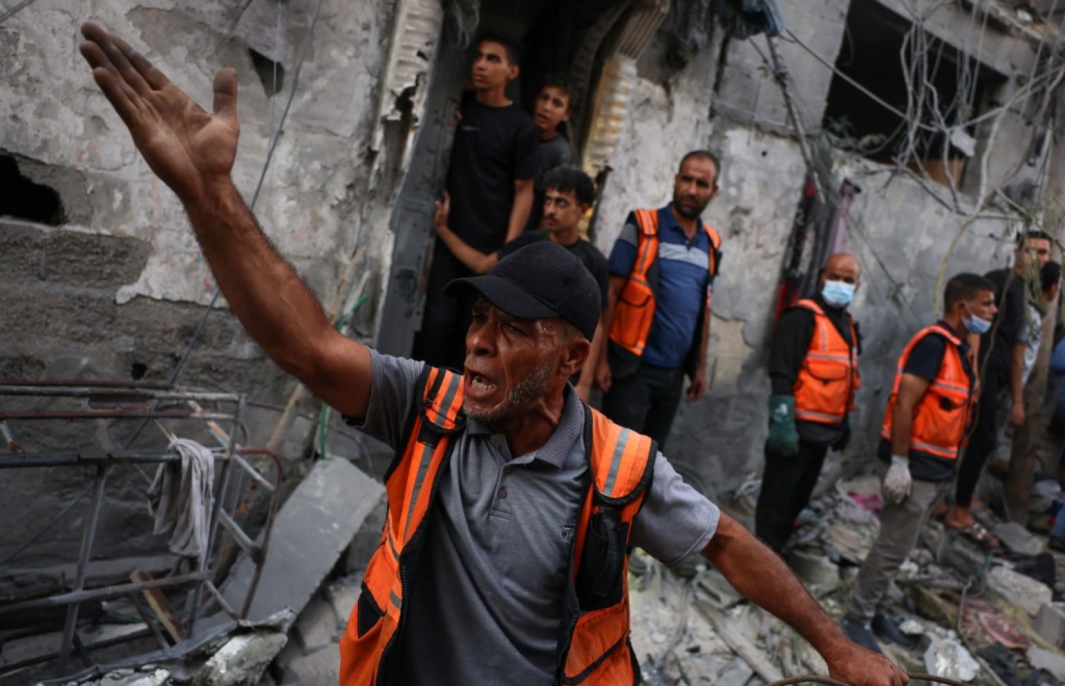 އިޒްރޭލުން ދިން ވައިގެ ހަމަލާއެއްގައި ބިމާހަމަވެފައިވާ އިމާރާތްތަކުން މީހުން ހޯދުމަށް ރެސްކިއު ޓީމުން ހަރަކާތްތެރިވަނީ.-- ފޮޓޯ: އޭއެފްޕީ